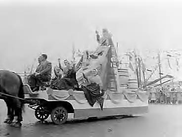 Fotocollectie Anefo — Vlaggetjesdag in IJmuiden en Scheveningen — Foto: Noske, J.D. / Anefo. Licentie: Set B: Rechtenvrij / Publiek Domein. Bron: Nationaal Archief. http://hdl.handle.net/10648/a95fd0fa-d0b4-102d-bcf8-003048976d84