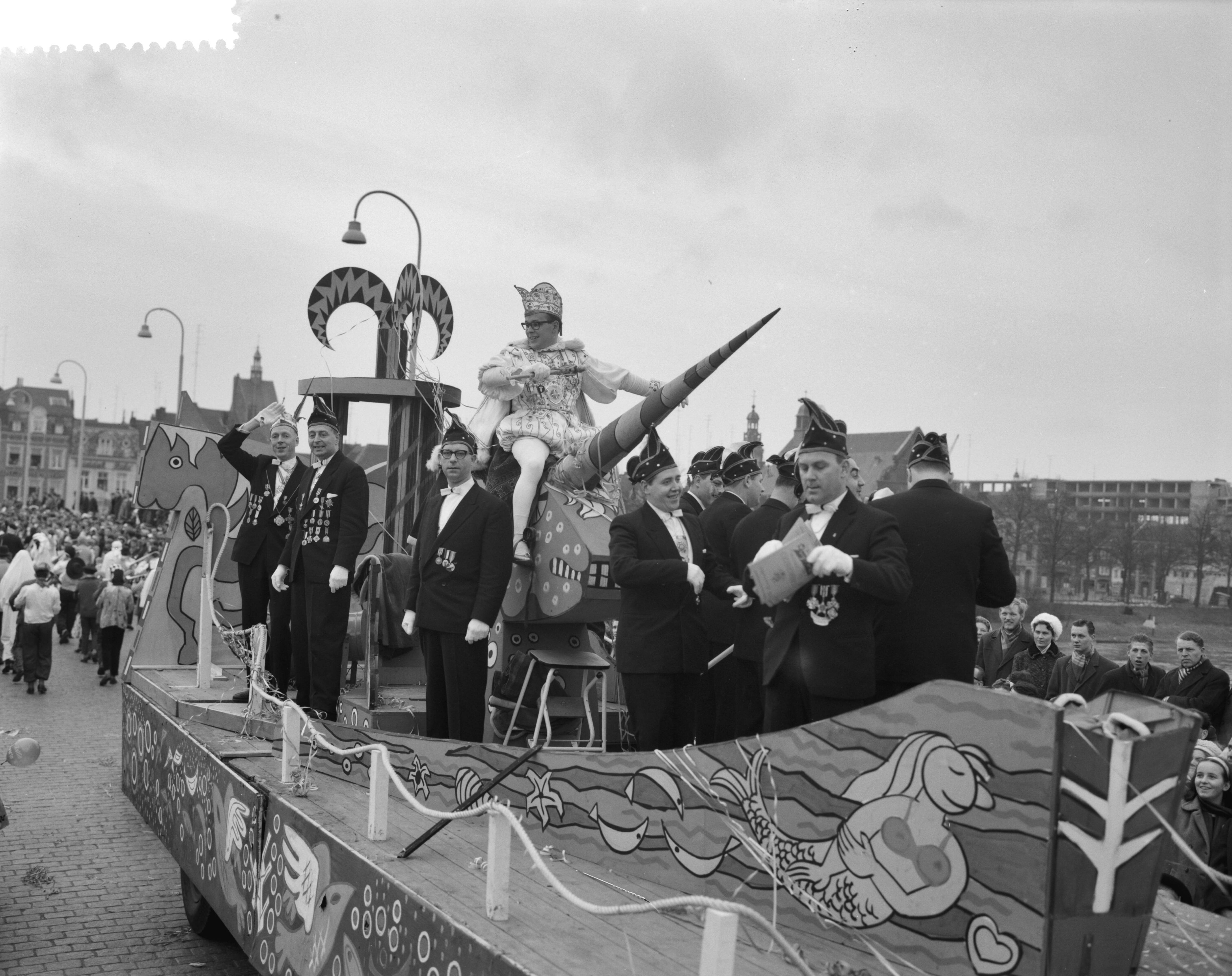 Fotocollectie Anefo — Carnavalsoptocht in Maastricht — Foto: Rossem, Wim van / Anefo. Licentie: Set B: Rechtenvrij / Publiek Domein. Bron: Nationaal Archief. http://hdl.handle.net/10648/a9c8f724-d0b4-102d-bcf8-003048976d84