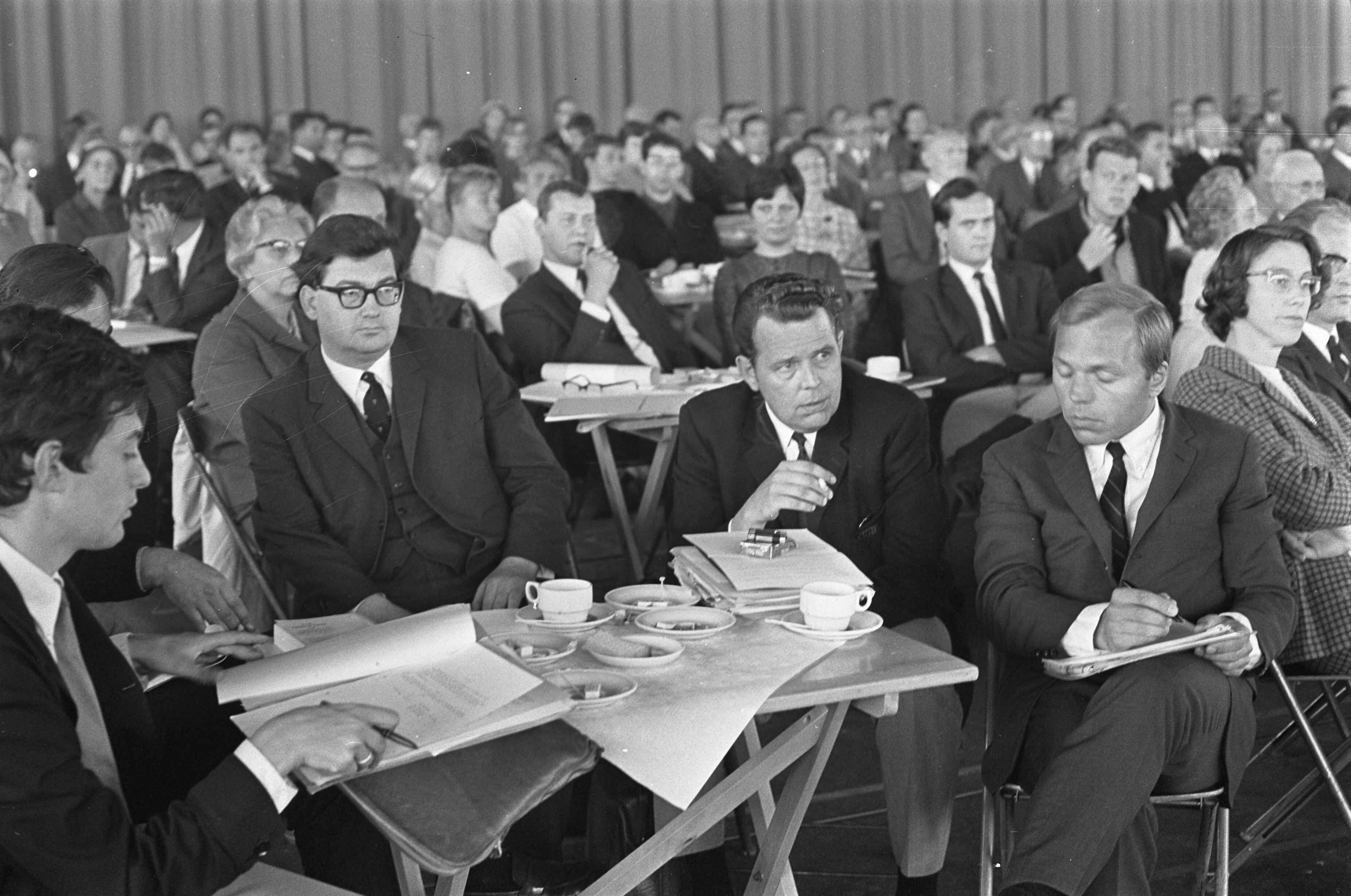 Fotocollectie Anefo — Algemene Ledenvergadering VPRO in Expohal Hilversum. Gruyters, Poelstra en F. de Smit — Foto: Nijs, Jac. de / Anefo. Licentie: Set B: Rechtenvrij / Publiek Domein. Bron: Nationaal Archief. http://hdl.handle.net/10648/ab44ecac-d0b4-102d-bcf8-003048976d84