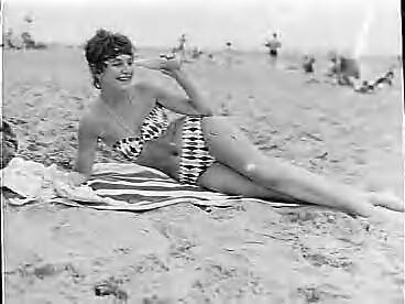 Fotocollectie Anefo — Strandleven te Scheveningen — Foto: Behrens, Herbert F. / Anefo. Licentie: Set B: Rechtenvrij / Publiek Domein. Bron: Nationaal Archief. http://hdl.handle.net/10648/a982c7c2-d0b4-102d-bcf8-003048976d84