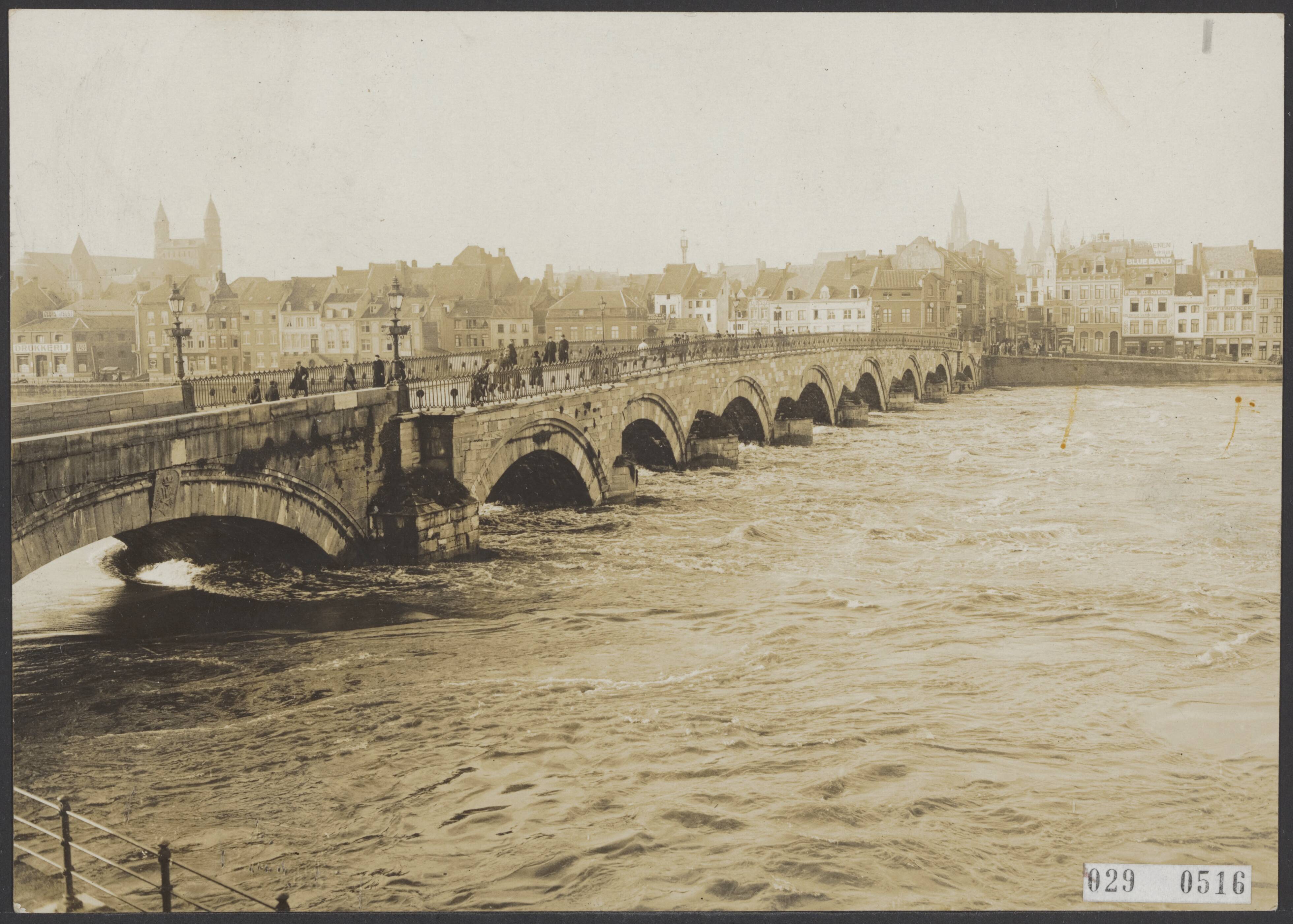Fotocollectie Elsevier Binnenland — Bijschrift "Hoog water in de Maas bij Maastricht" — Foto: Frankl, gebr. Alfred und Eduard. Licentie: Set B: Rechtenvrij / Publiek Domein. Bron: Nationaal Archief. http://hdl.handle.net/10648/ade225ce-d0b4-102d-bcf8-003048976d84