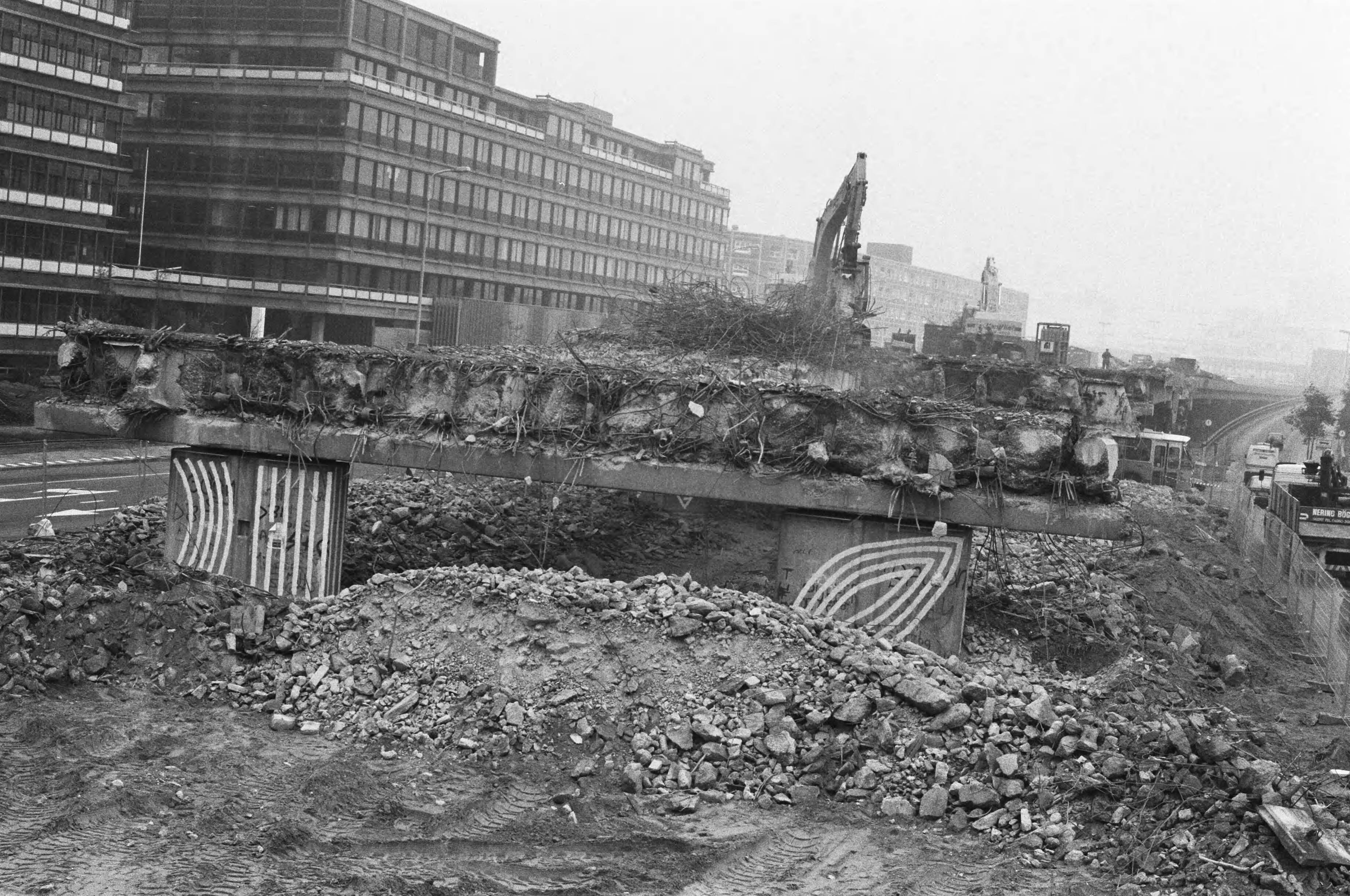 Fotocollectie Anefo — Sloop Prins Bernhard viaduct in Den Haag — Foto: Bogaerts, Rob / Anefo. Licentie: Set B: Rechtenvrij / Publiek Domein. Bron: Nationaal Archief. http://hdl.handle.net/10648/ad6e1bca-d0b4-102d-bcf8-003048976d84