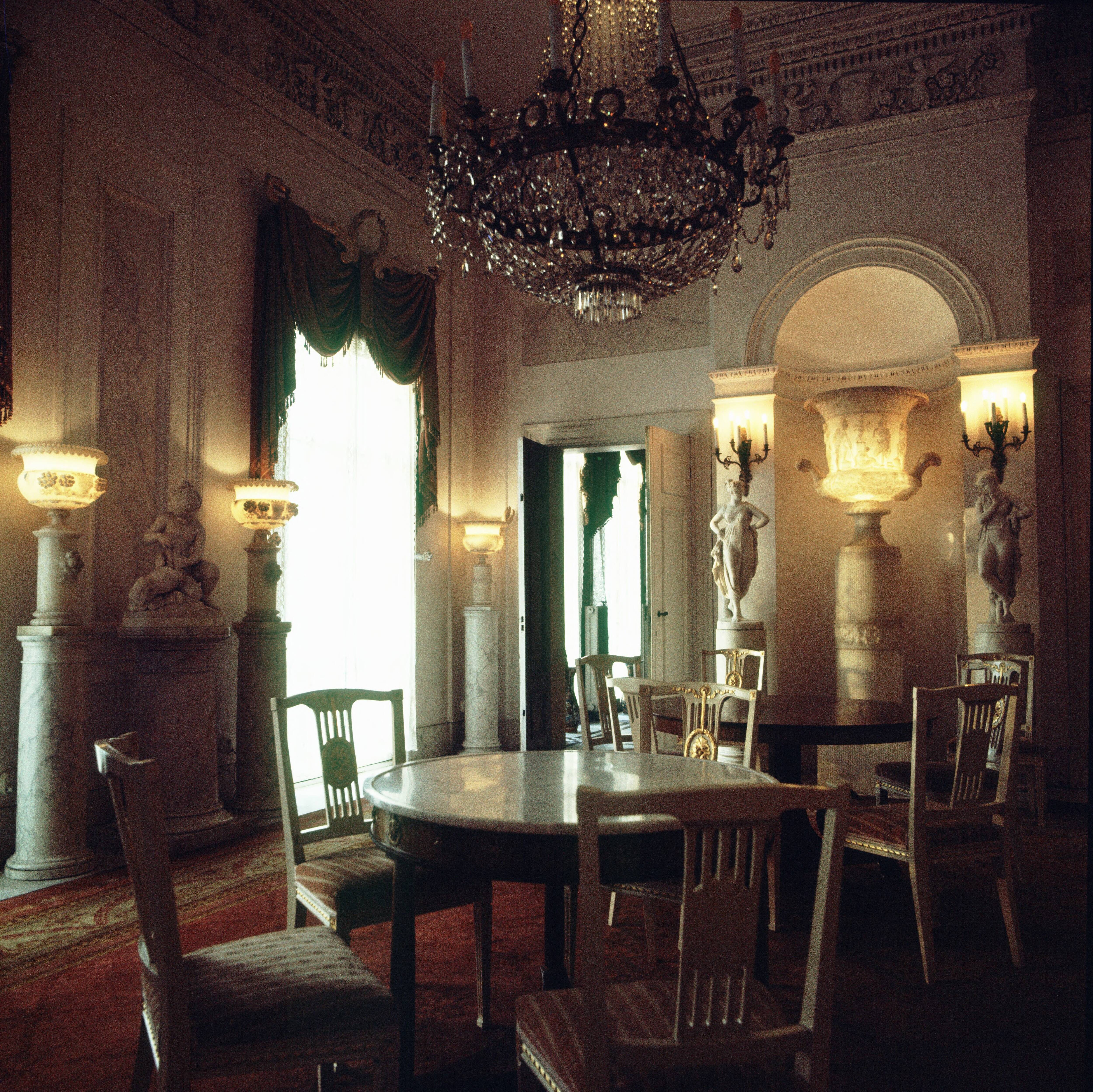 Paleis Soestdijk — Witte zaal — Foto: Onbekend / RVD. Licentie: Set B: Rechtenvrij / Publiek Domein. Bron: Nationaal Archief. http://hdl.handle.net/10648/afa84438-d0b4-102d-bcf8-003048976d84