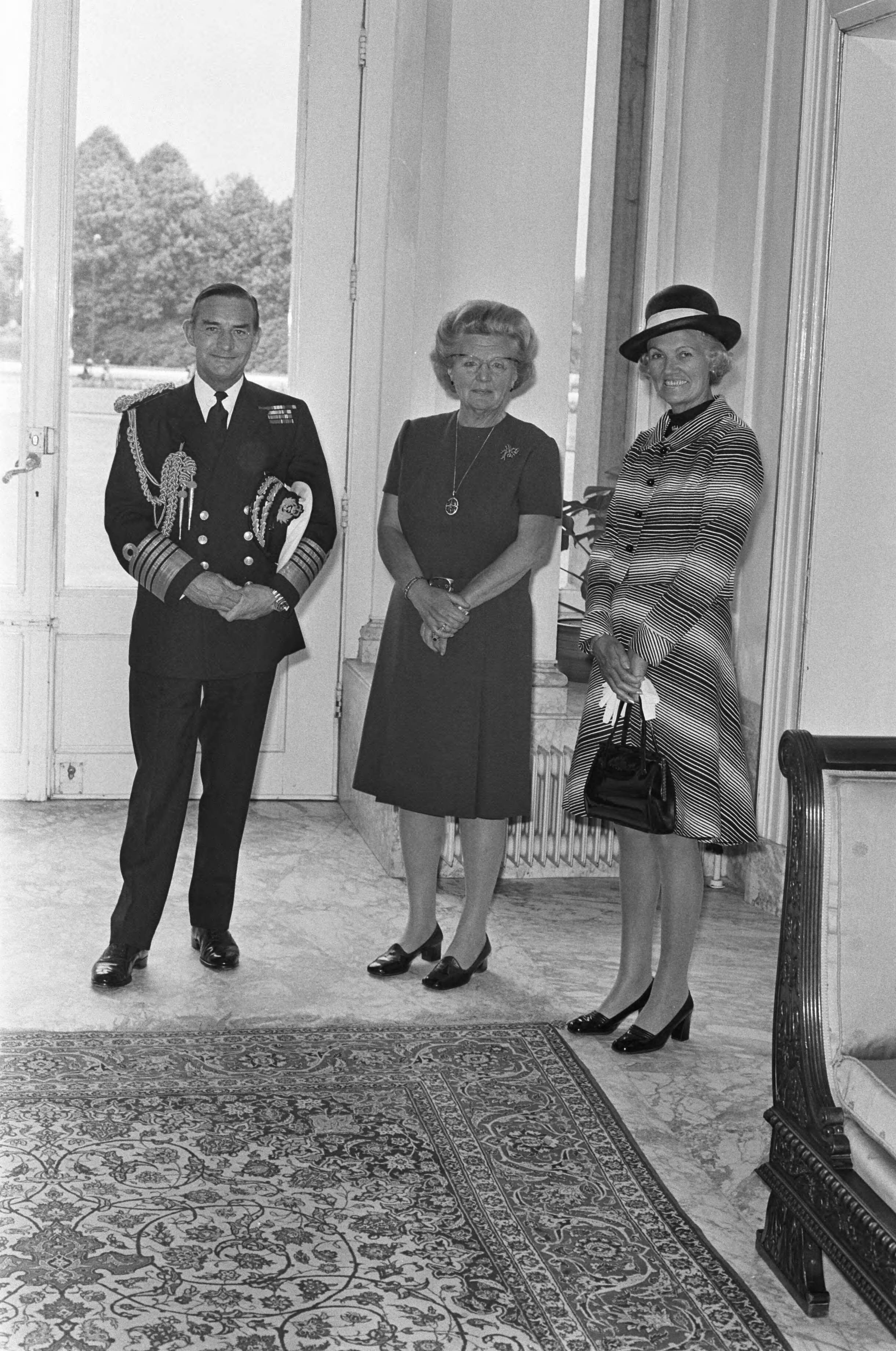 Koningin Juliana ontvangt het Nederlands elftal — Koningin Juliana ontvangt op paleis Soestdijk de voorzitter van het Militair comité van de NAVO, admiraal sir Peter Hill-Norton en diens echtgenote — Foto: Fotograaf Onbekend / Anefo. Licentie: Set B: Rechtenvrij / Publiek Domein. Bron: Nationaal Archief. http://hdl.handle.net/10648/ac4f6f64-d0b4-102d-bcf8-003048976d84