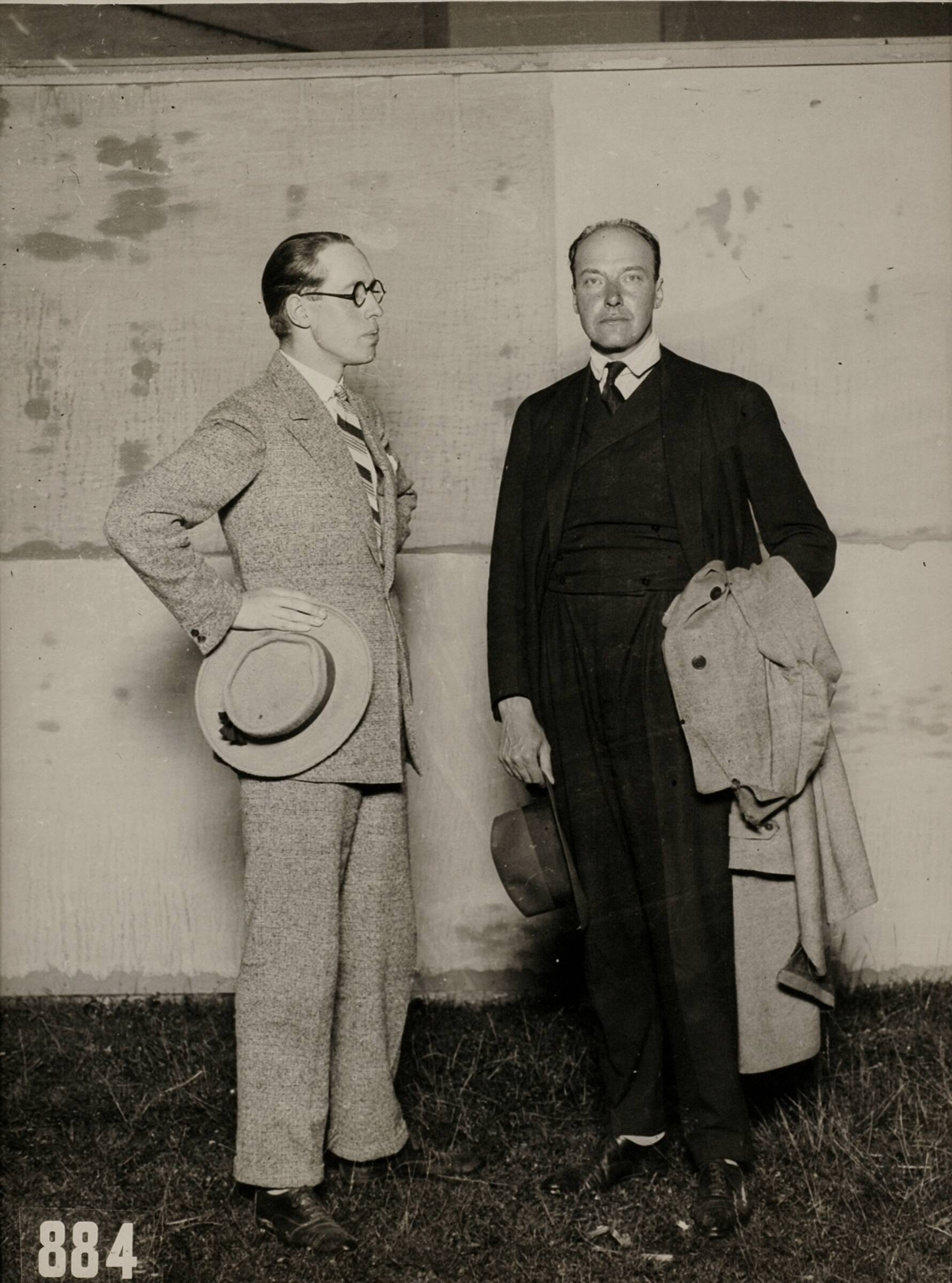 Sport — Sport. Olympische Spelen 1928 Amsterdam, Nederland : Twee heren in net pak op een grasveld bij een muur. — Foto: Fotograaf Onbekend / Algemeen Fotobureau Amsterdam / Spaarnestad Photo (05887). Licentie: Set B: Rechtenvrij / Publiek Domein. Bron: Nationaal Archief. http://hdl.handle.net/10648/35429da6-d53b-a382-e063-6df0900a6686