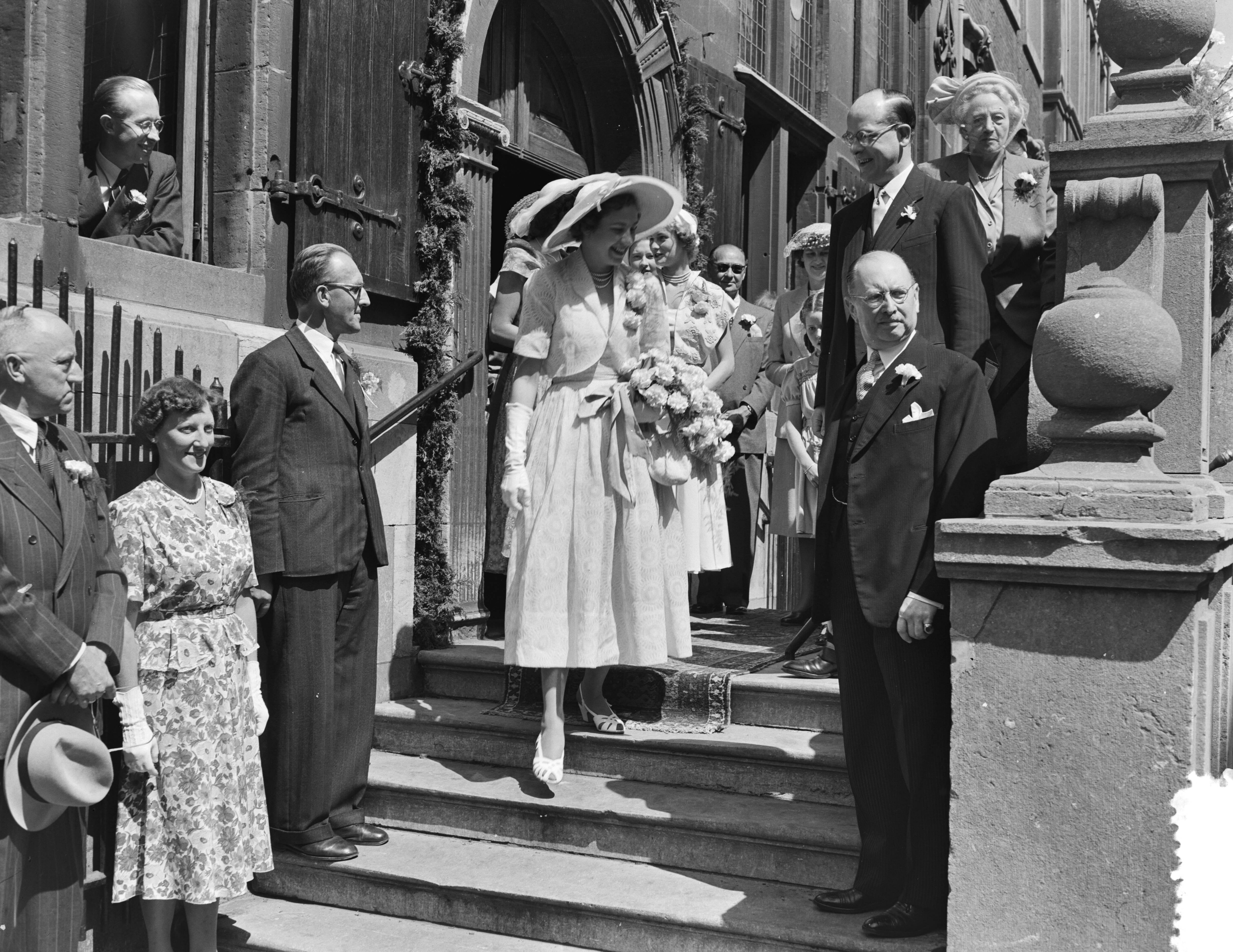 Intocht Bloemenkoningin van Den Haag — Intocht Bloemenkoningin van Den Haag. Op het bordes van het oude stadhuis met burgemeester F.M.A. SChokking — Foto: Pot, Harry / Anefo. Licentie: Set B: Rechtenvrij / Publiek Domein. Bron: Nationaal Archief. http://hdl.handle.net/10648/a8edcdca-d0b4-102d-bcf8-003048976d84