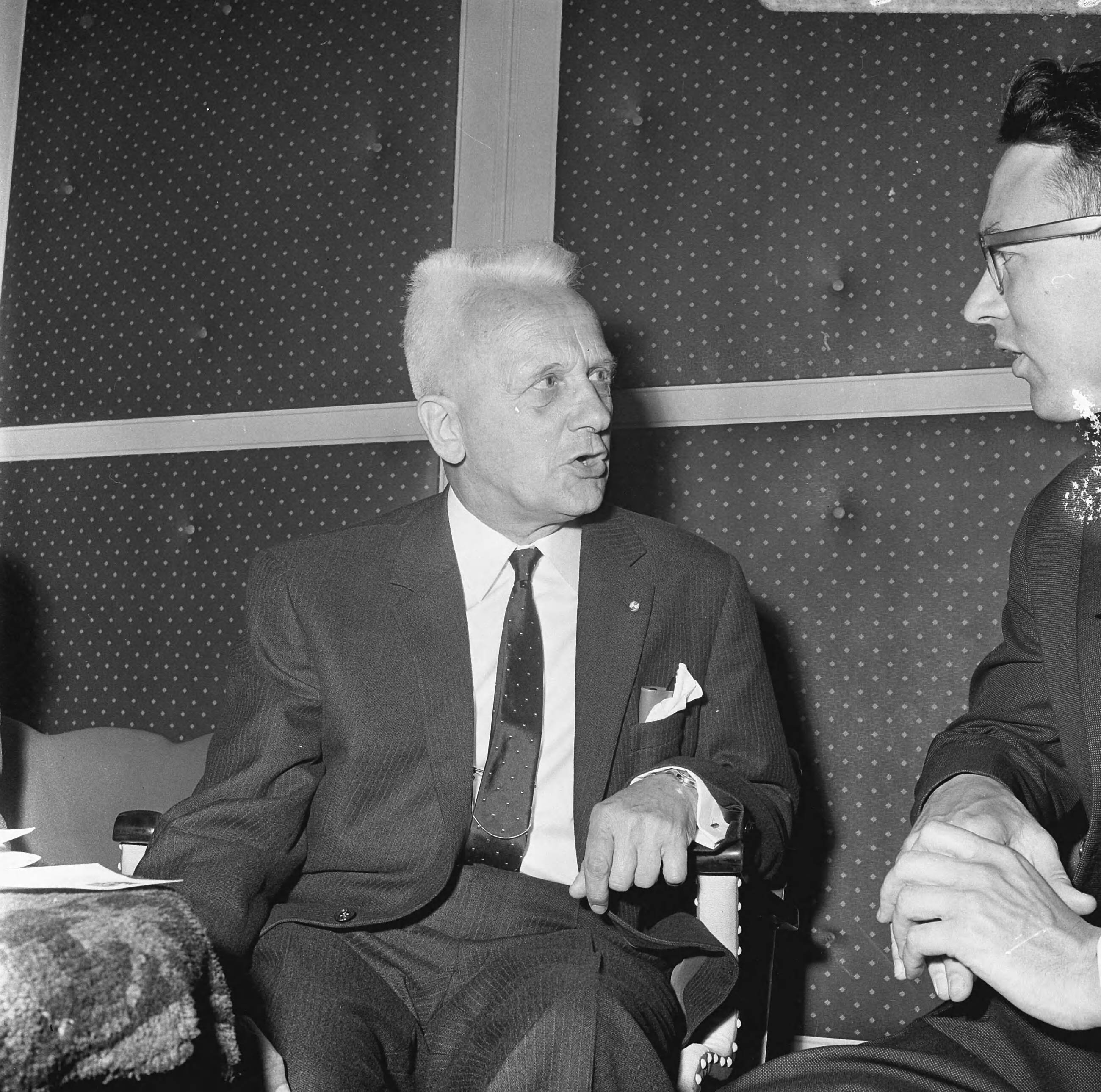 Fotocollectie Anefo — Prof. dr. ir. van Nazure te Den Haag gehuldigd (kop) — Foto: Voets, Jan / Anefo. Licentie: Set B: Rechtenvrij / Publiek Domein. Bron: Nationaal Archief. http://hdl.handle.net/10648/aae8e3ee-d0b4-102d-bcf8-003048976d84