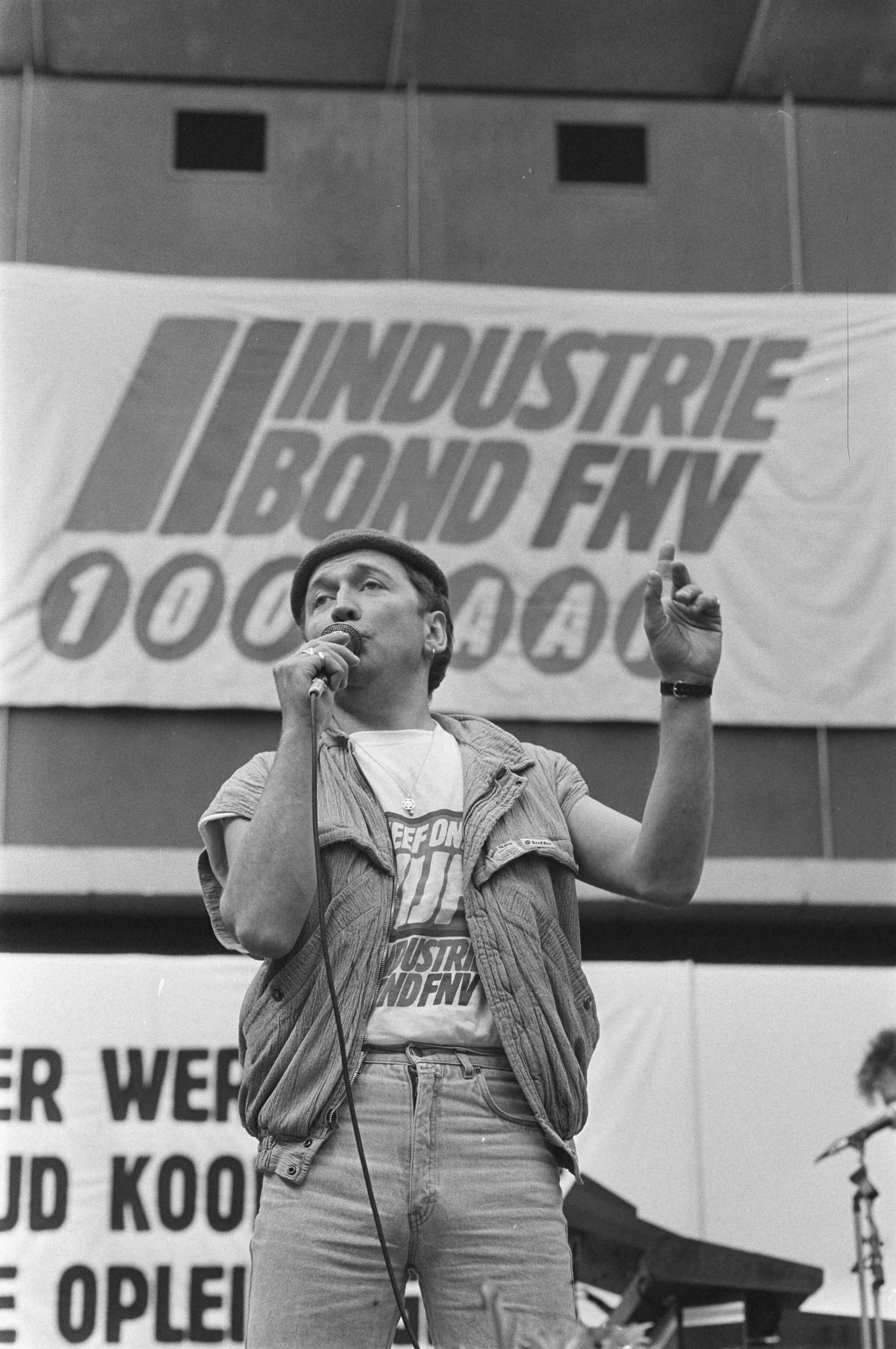 Actievergadering van de FNV met leden uit de metaalindustrie over de problemen rond de CAO onderhandelingen — Een optreden van Harry Slinger tijdens de bijeenkomst — Foto: Croes, Rob C. / Anefo. Licentie: Set B: Rechtenvrij / Publiek Domein. Bron: Nationaal Archief. http://hdl.handle.net/10648/ad52309a-d0b4-102d-bcf8-003048976d84