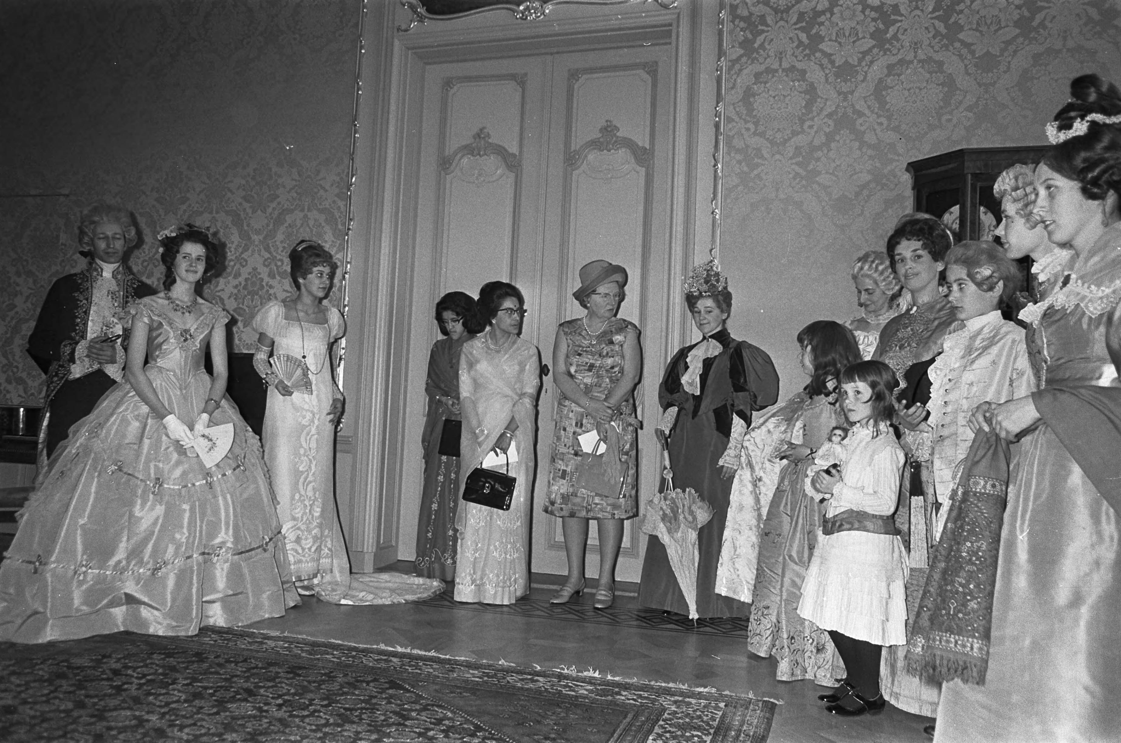 Fotocollectie Anefo — Koningin en Koningin Nepal in Johan de Withuis te Den Haag , waar kleine modeshow werd gegeven — Foto: Nijs, Jac. de / Anefo. Licentie: Set B: Rechtenvrij / Publiek Domein. Bron: Nationaal Archief. http://hdl.handle.net/10648/ab16f806-d0b4-102d-bcf8-003048976d84