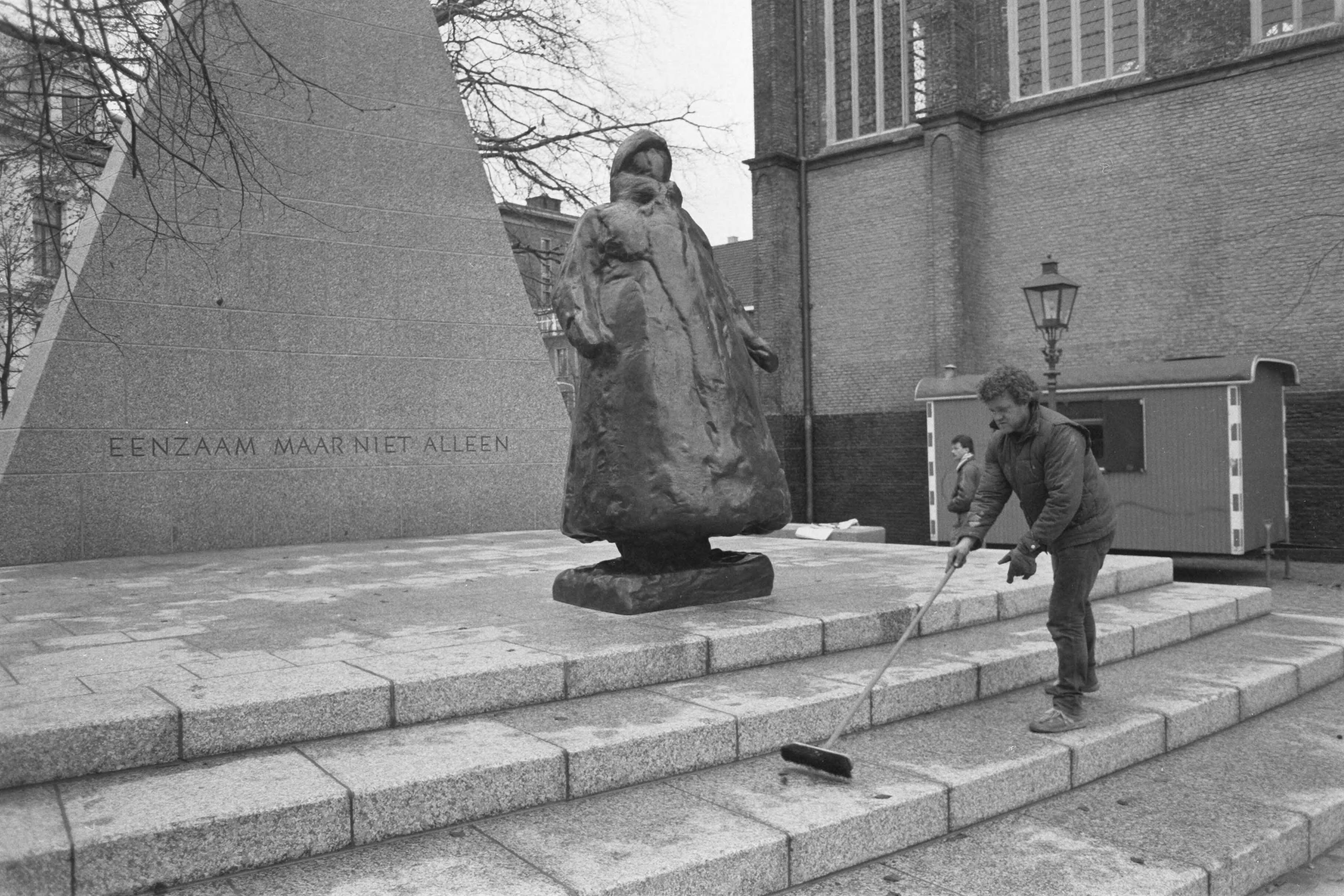 Fotocollectie Anefo — Plaatsing Wilhelminamonument in Den Haag — Foto: Molendijk, Bart / Anefo. Licentie: Set B: Rechtenvrij / Publiek Domein. Bron: Nationaal Archief. http://hdl.handle.net/10648/ad666e48-d0b4-102d-bcf8-003048976d84