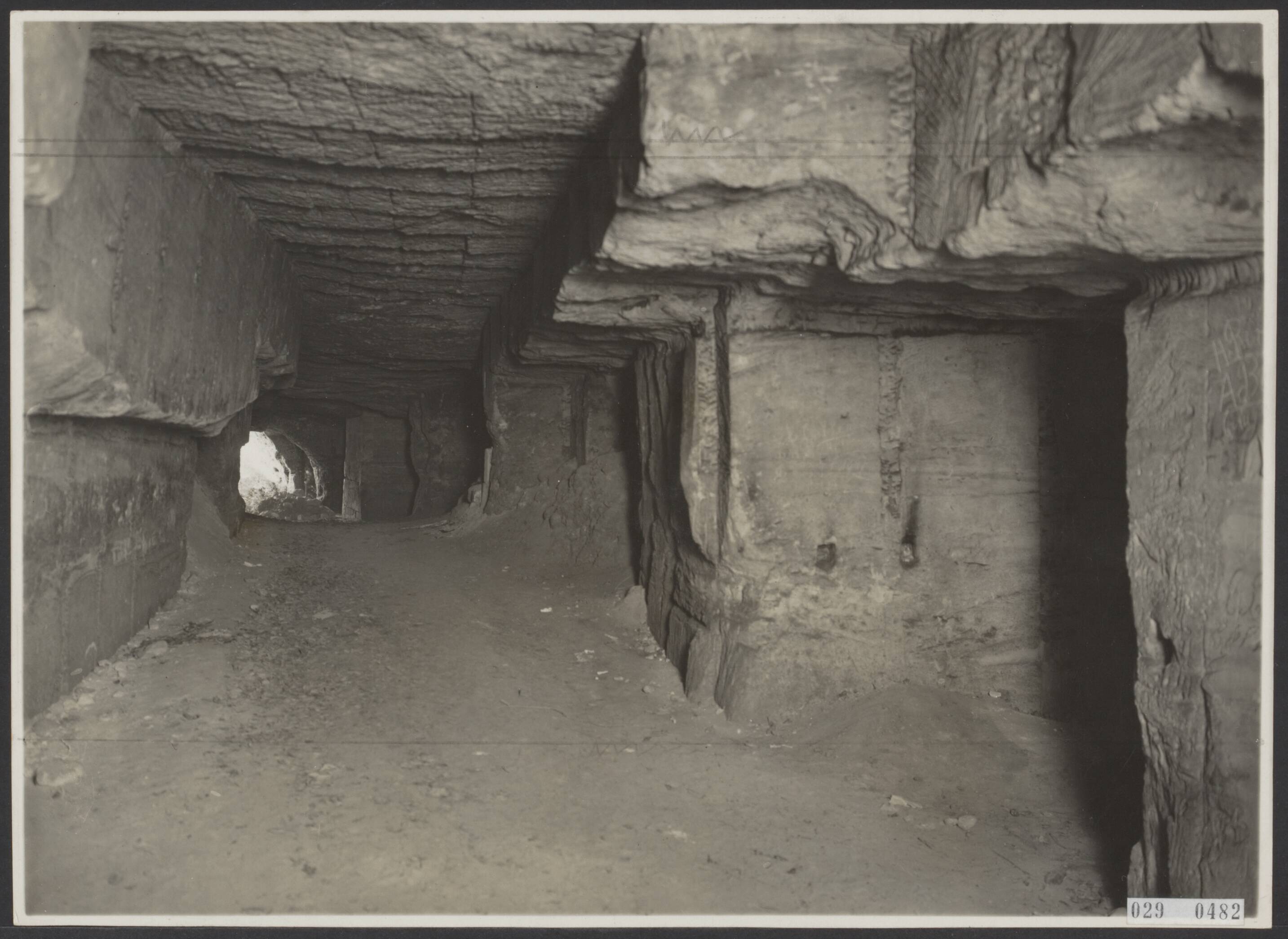 Catacomben Berg - Terblijt — Zoldering. "Ze zagen het licht der buitenwereld langzaam verdwijnen" — Foto: Onbekend / Publiek Domein of Rechtenvrij. Licentie: Set B: Rechtenvrij / Publiek Domein. Bron: Nationaal Archief. http://hdl.handle.net/10648/ade20c24-d0b4-102d-bcf8-003048976d84