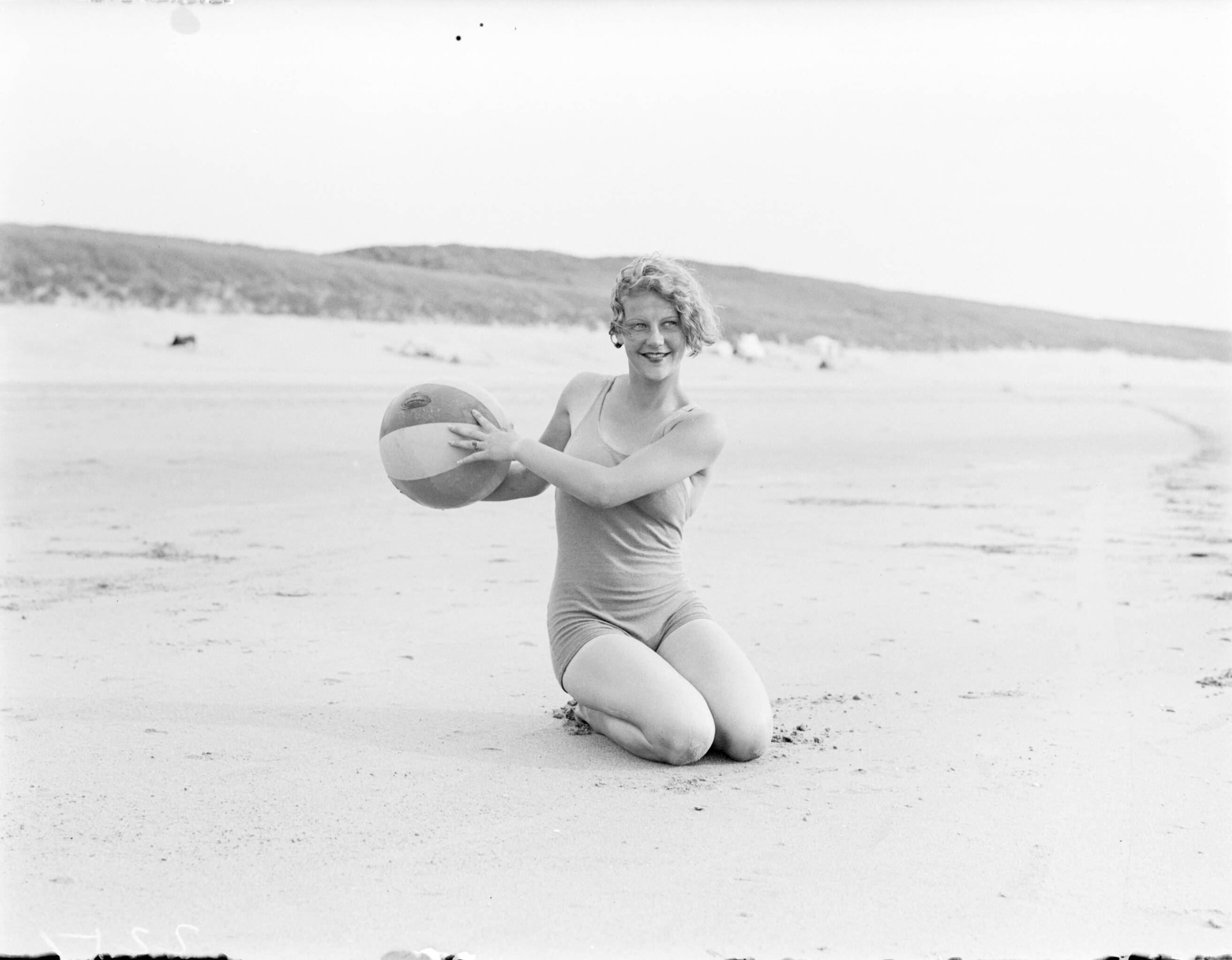 Reportage fotomodel — Model Eva Waldschmidt aan het strand van Zandvoort — Foto: Poll, Willem van de. Licentie: Set B: Rechtenvrij / Publiek Domein. Bron: Nationaal Archief. http://hdl.handle.net/10648/aea7f510-d0b4-102d-bcf8-003048976d84
