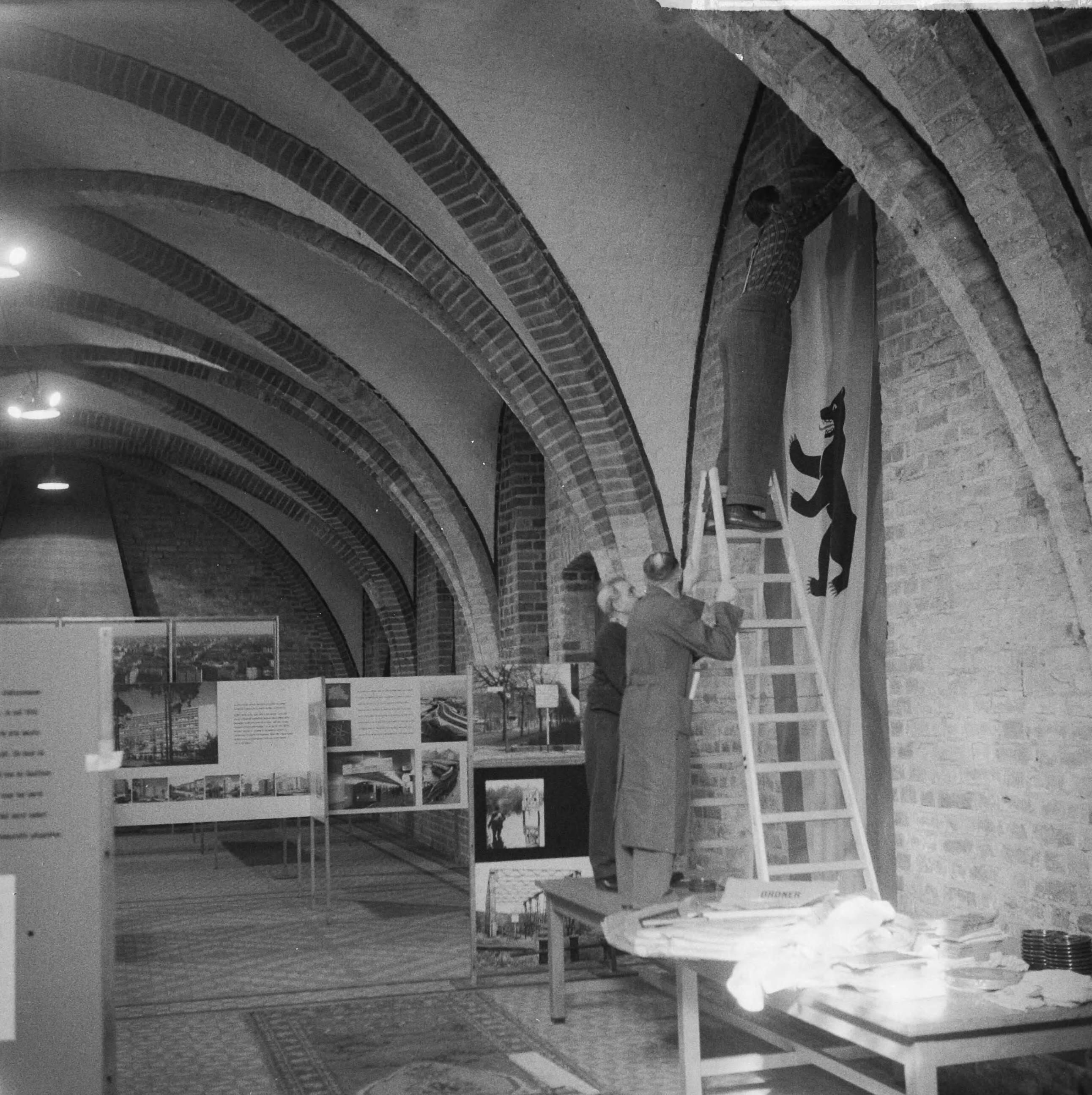 Inrichten van de tentoonstelling "Berlijn bolwerk der vrijheid" te Den Haag — Foto: Rossem, Wim van / Anefo. — Licentie: Set B: Rechtenvrij / Publiek Domein. Bron: Nationaal Archief. http://hdl.handle.net/10648/a9caedfe-d0b4-102d-bcf8-003048976d84