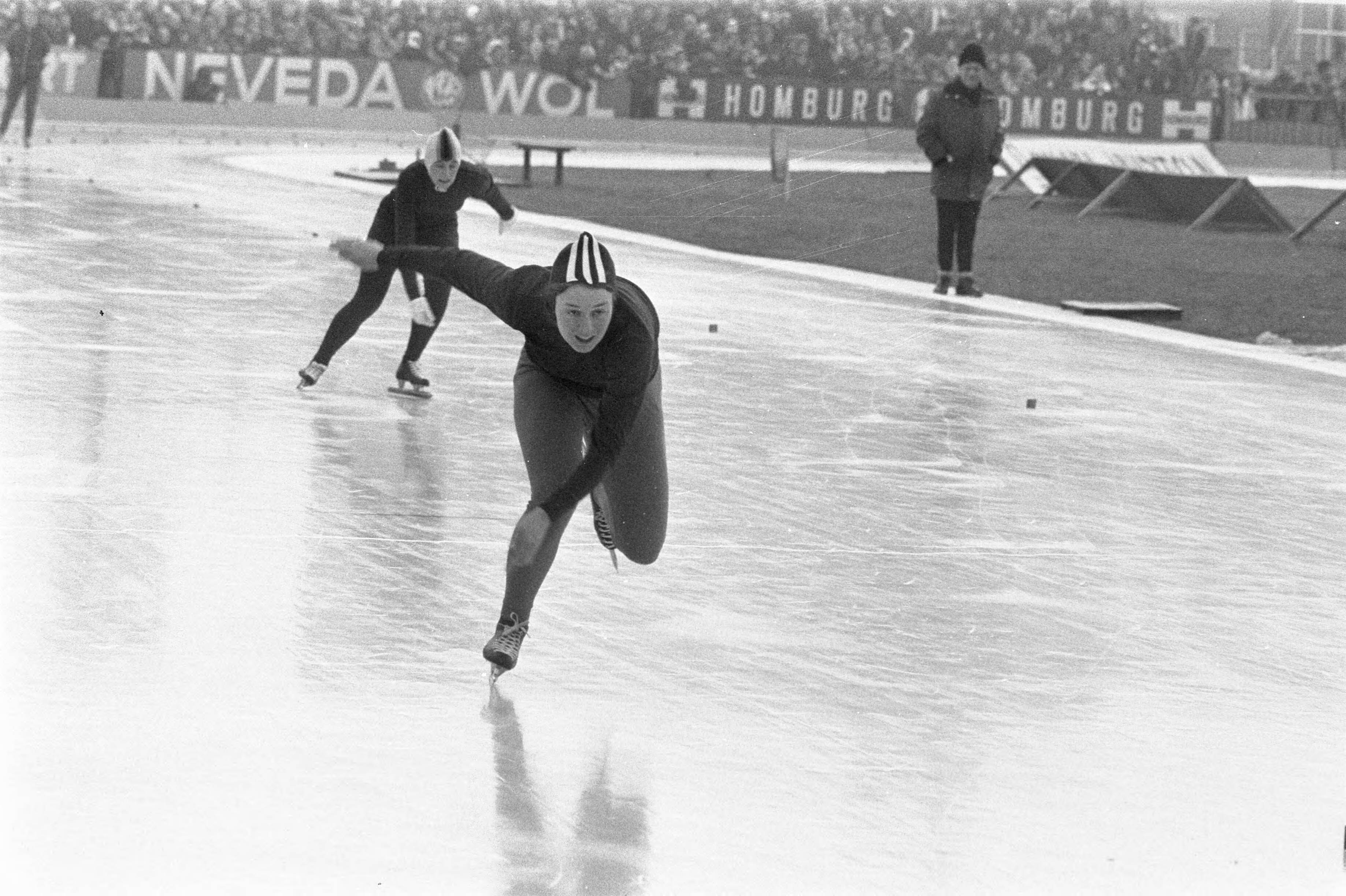 Fotocollectie Anefo — Nederlandse schaatskampioenschappen Deventer, A. Keulen Deelstra in actie — Foto: Verhoeff, Bert / Anefo. Licentie: Set B: Rechtenvrij / Publiek Domein. Bron: Nationaal Archief. http://hdl.handle.net/10648/abdd6860-d0b4-102d-bcf8-003048976d84