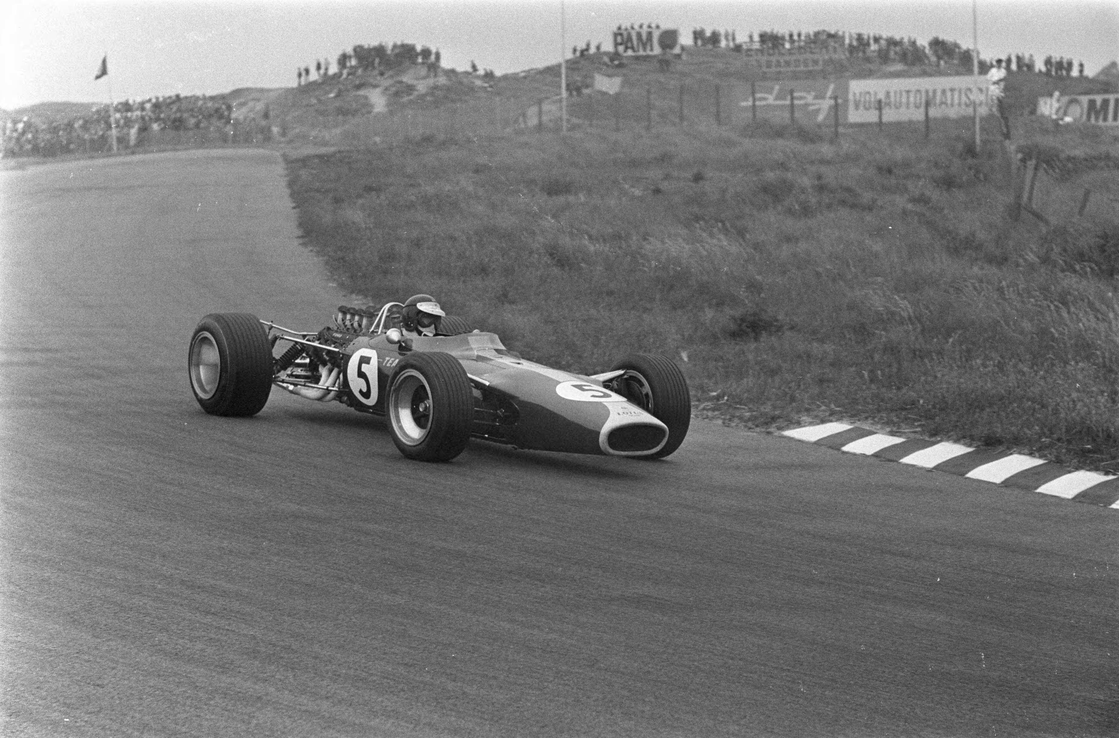 Fotocollectie Anefo — Grand Prix te Zandvoort — Foto: Koch, Eric / Anefo. Licentie: Set B: Rechtenvrij / Publiek Domein. Bron: Nationaal Archief. http://hdl.handle.net/10648/ab1afa6e-d0b4-102d-bcf8-003048976d84