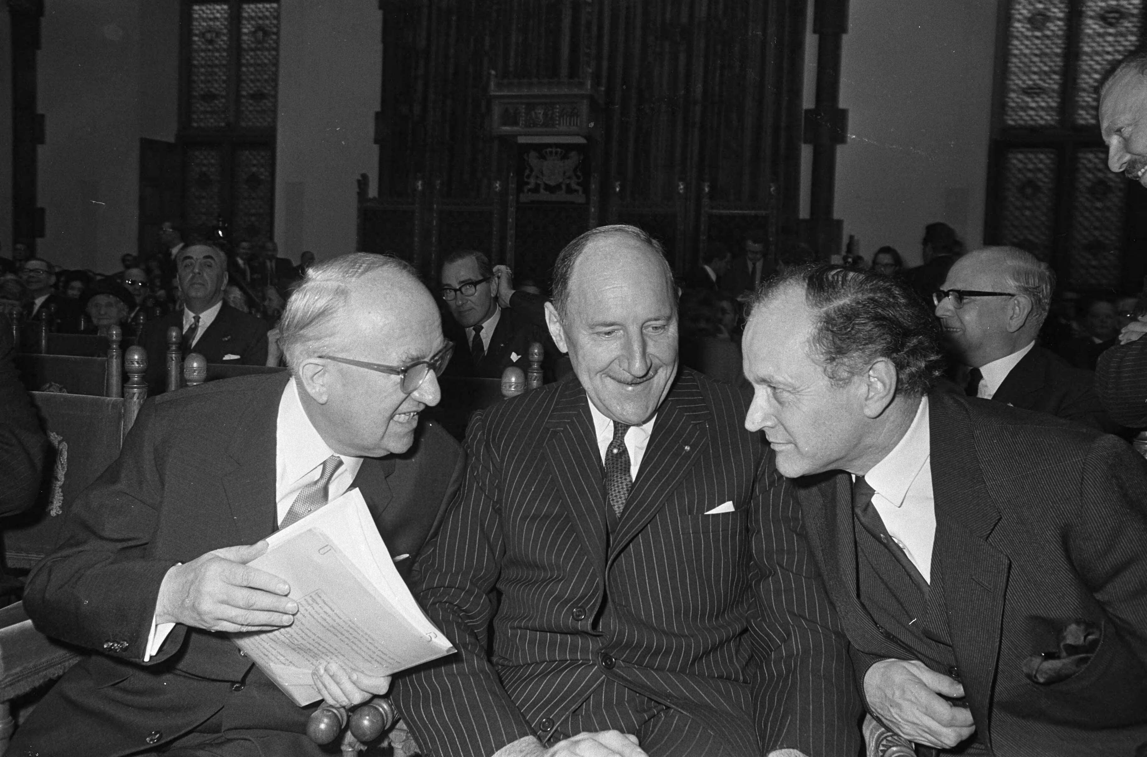 Fotocollectie Anefo — Twintigjarig bestaan Europese Beweging in Ridderzaal Den Haag . Professor Hallstein , minister Luns en Lord Chalfont in gesprek — Foto: Nijs, Jac. de / Anefo. Licentie: Set B: Rechtenvrij / Publiek Domein. Bron: Nationaal Archief. http://hdl.handle.net/10648/ab2cd0c2-d0b4-102d-bcf8-003048976d84