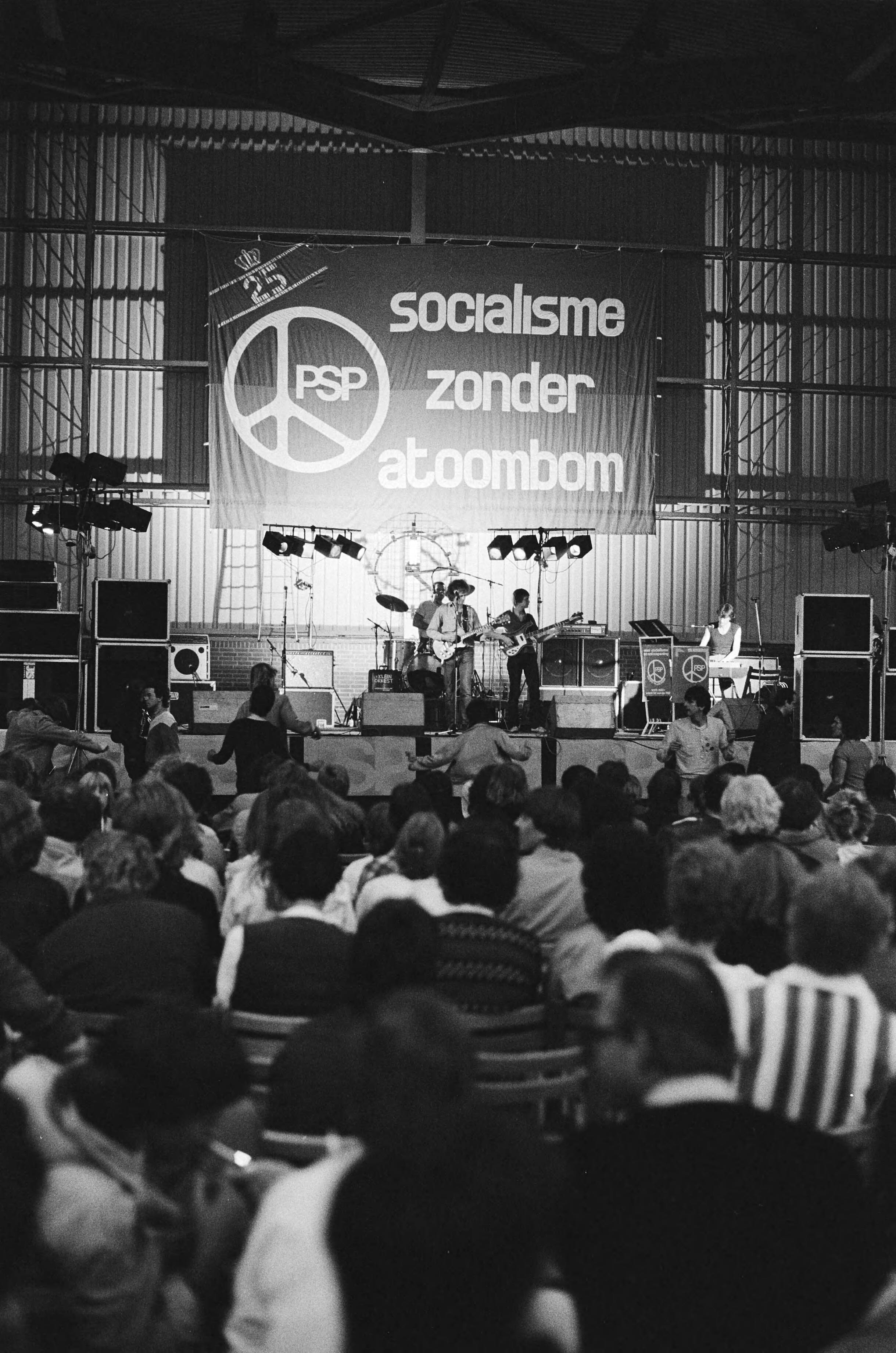 Fotocollectie Anefo — Manifestatie "25 jaar PSP" in Expohal in Hilversum; overzicht — Foto: Bogaerts, Rob / Anefo. Licentie: Set B: Rechtenvrij / Publiek Domein. Bron: Nationaal Archief. http://hdl.handle.net/10648/ad181950-d0b4-102d-bcf8-003048976d84