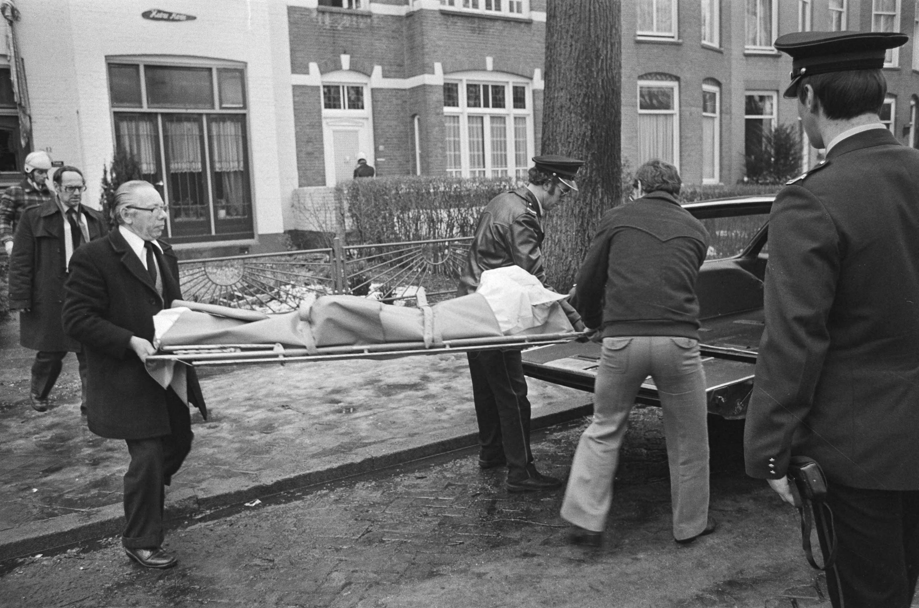 Zes doden bij de brand in een bejaardenpension in Breda — Een van de slachtoffers wordt weggedragen — Foto: Pereira, Fernando / Anefo. Licentie: Set B: Rechtenvrij / Publiek Domein. Bron: Nationaal Archief. http://hdl.handle.net/10648/acc4daa6-d0b4-102d-bcf8-003048976d84