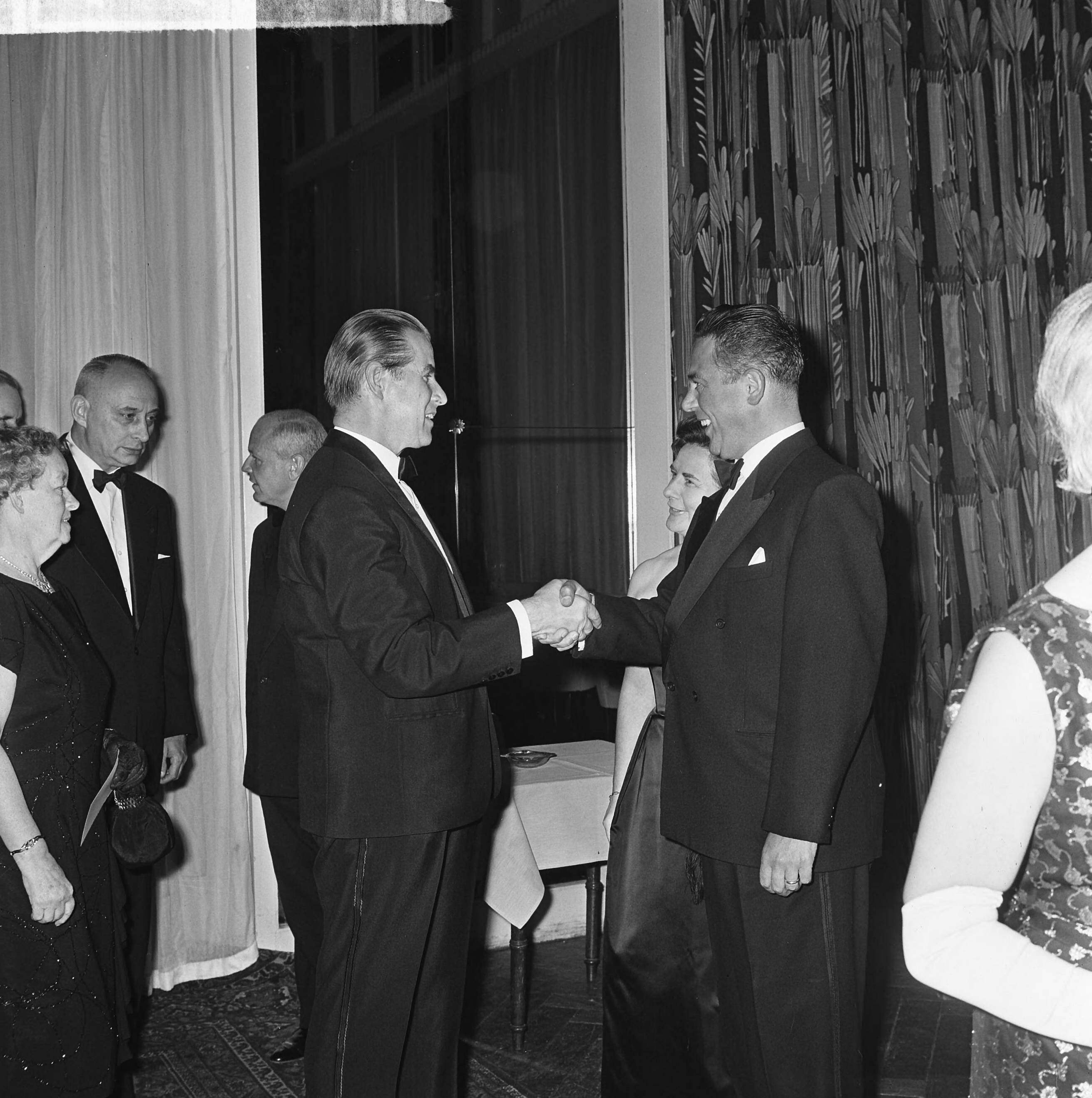 Fotocollectie Anefo — Regeringsdiner voor NATO conferentie in het Kurhaus te Scheveningen, de Duitse minister Schröder schudt de hand van minister-president Marijen — Foto: Koch, Eric / Anefo. Licentie: Set B: Rechtenvrij / Publiek Domein. Bron: Nationaal Archief. http://hdl.handle.net/10648/aa690ebc-d0b4-102d-bcf8-003048976d84