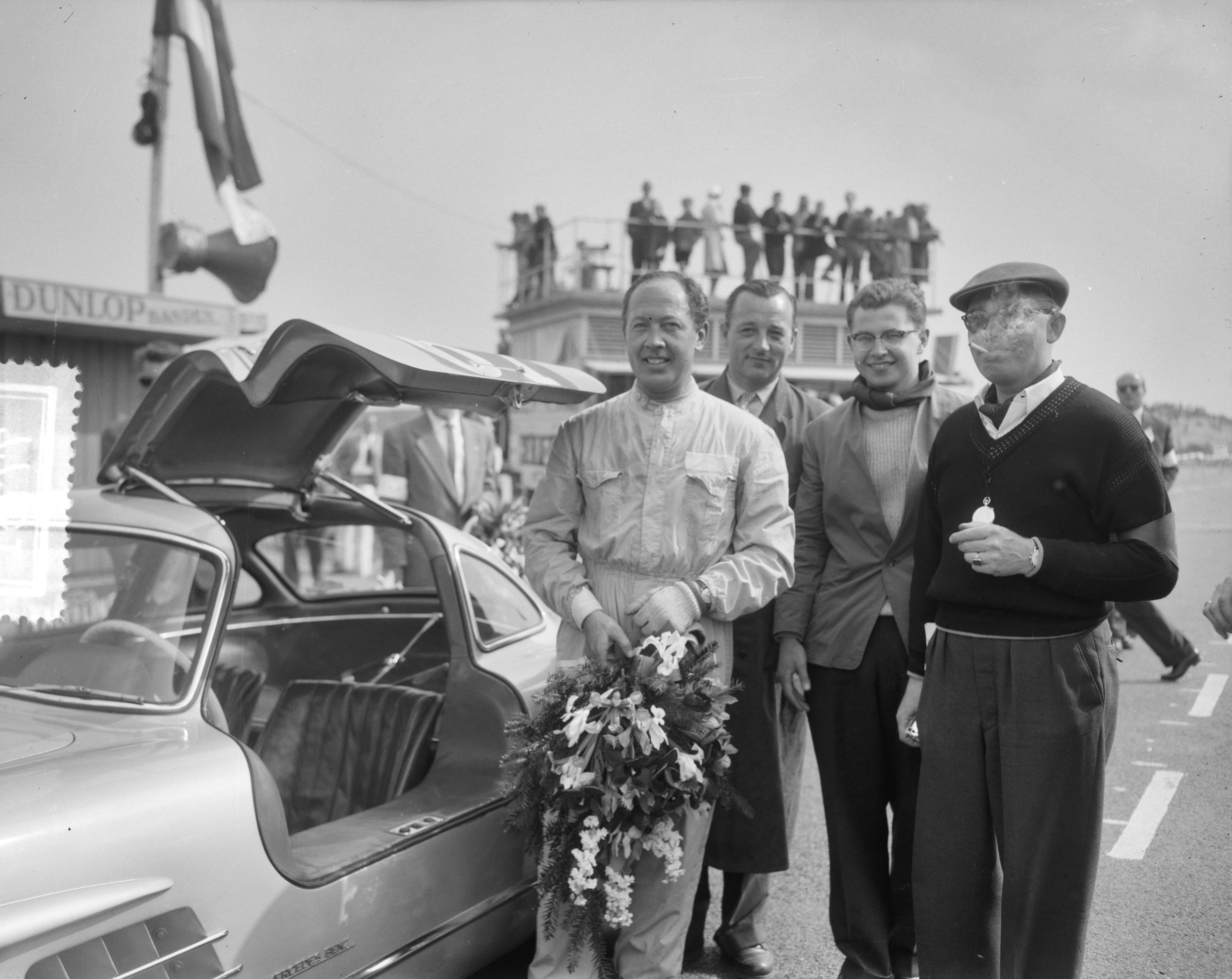 Fotocollectie Anefo — Nationale Sportwagenraces op het circuit van Zandvoort. Winnaar groep 3 L-klasse, Hans Tak met een Mercedes Benz — Foto: Bilsen, Joop van / Anefo. Licentie: Set B: Rechtenvrij / Publiek Domein. Bron: Nationaal Archief. http://hdl.handle.net/10648/a9485948-d0b4-102d-bcf8-003048976d84