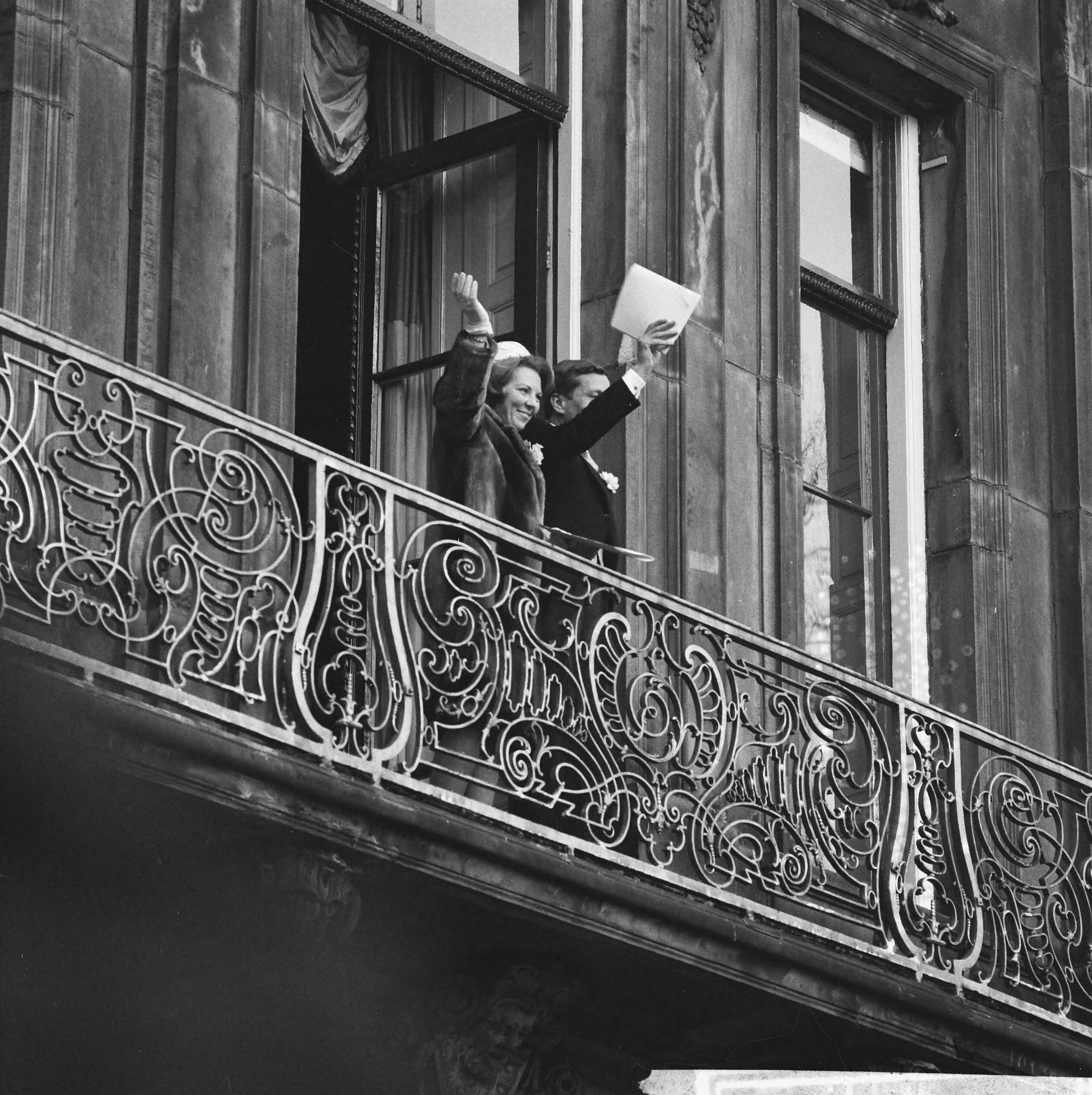 Ondertrouw prinses Beatrix en Claus von Amsberg — Ondertrouw prinses Beatrix en Claus in Baarn — Foto: Combinatie 6 / Anefo. Licentie: Set B: Rechtenvrij / Publiek Domein. Bron: Nationaal Archief. http://hdl.handle.net/10648/aadb16f6-d0b4-102d-bcf8-003048976d84