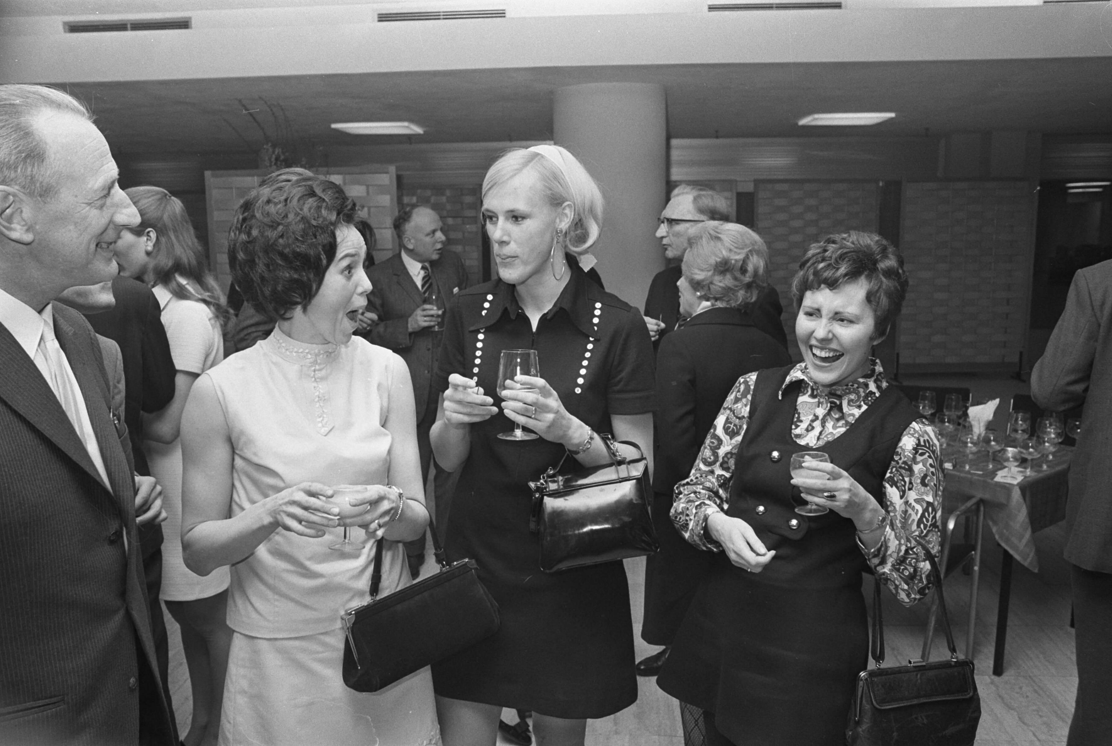 Fotocollectie Anefo — Nederlandse premiere van film over Olympische Spelen van Mexico in Den Haag . Opdracht Columbia. Nummer 24 Links Aat Oudt , rechts Ada Kok , 26 Loner, Ackermans, — Foto: Verhoeff, Bert / Anefo. Licentie: Set B: Rechtenvrij / Publiek Domein. Bron: Nationaal Archief. http://hdl.handle.net/10648/ab8ff2ce-d0b4-102d-bcf8-003048976d84