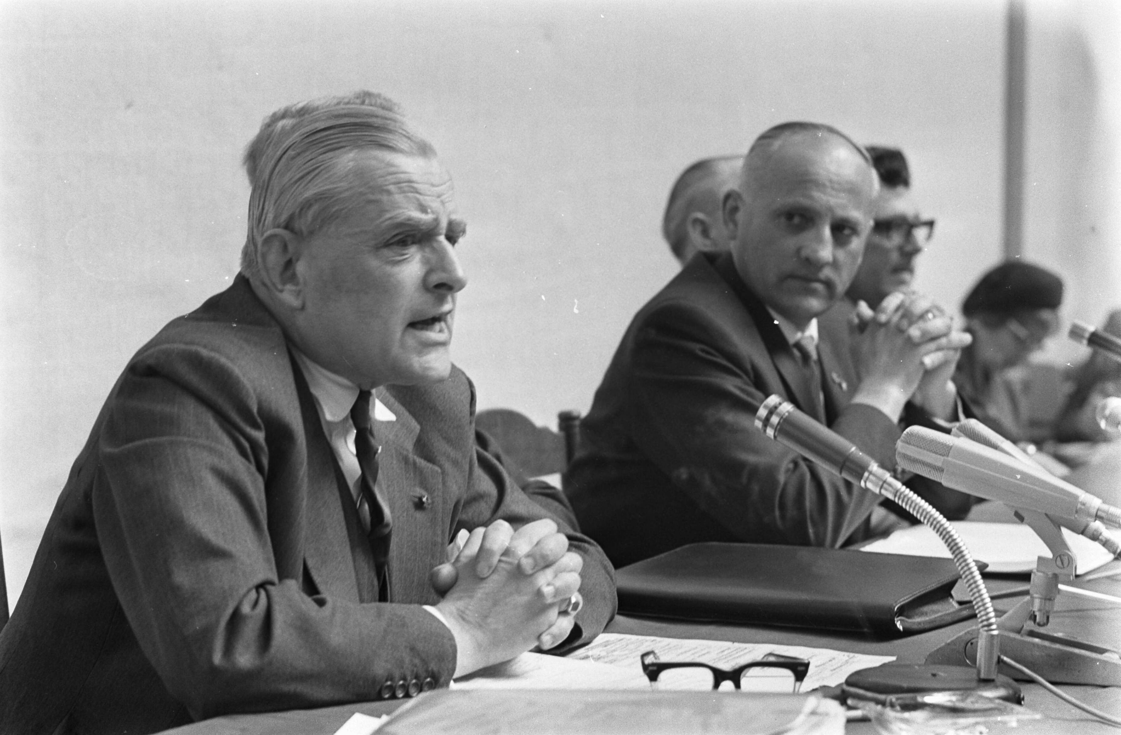 Fotocollectie Anefo — Serve-in van Nationaal Instituut Orde en Veiligheid te Den Haag . Ridder van Rappard (links) aan het woord — Foto: Koch, Eric / Anefo. Licentie: Set B: Rechtenvrij / Publiek Domein. Bron: Nationaal Archief. http://hdl.handle.net/10648/ab3c1e42-d0b4-102d-bcf8-003048976d84