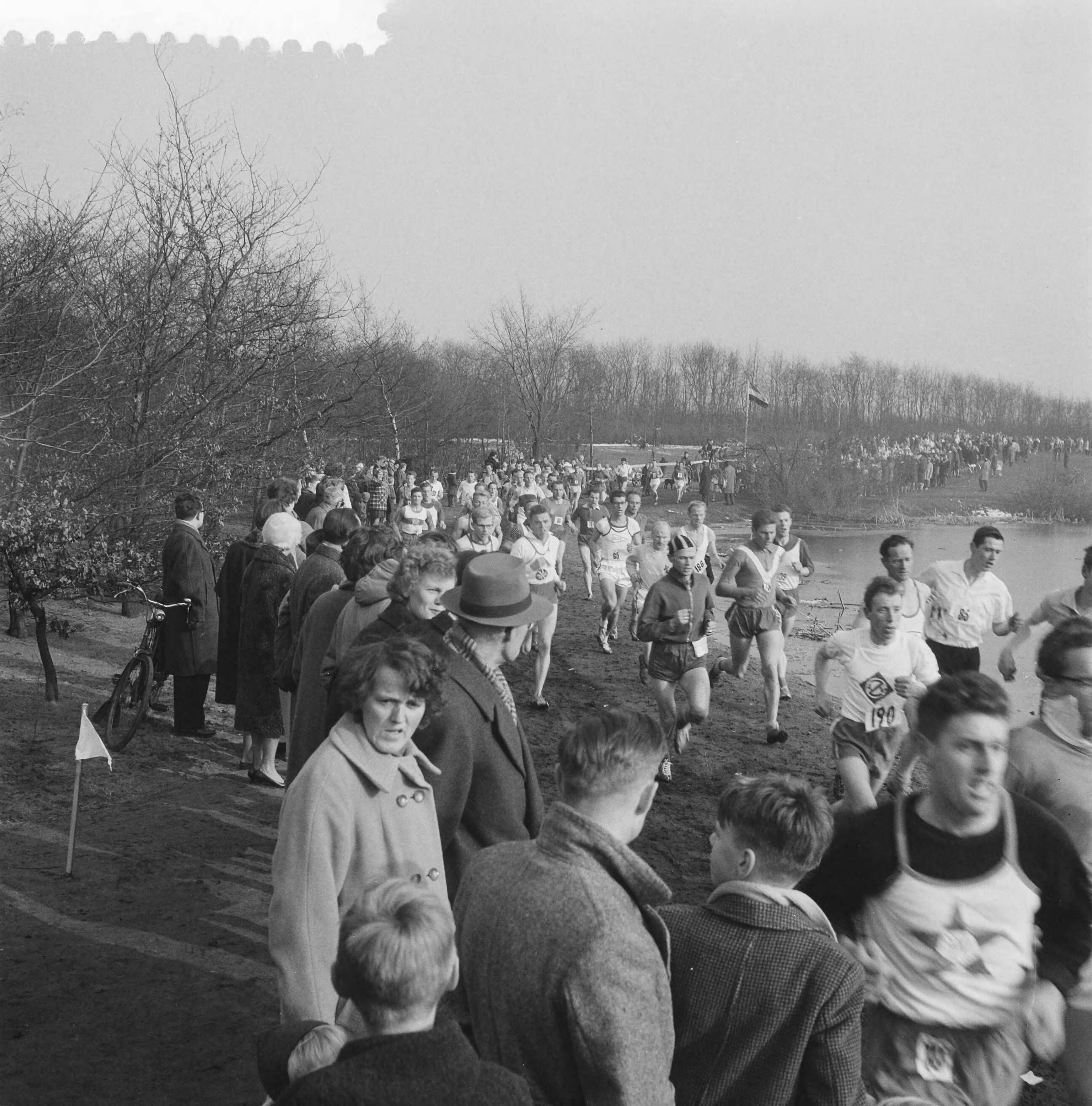 Fotocollectie Anefo — 1200m "Maple Leaf" veldloop in Hilversum. Gerda Kraan (nummer 3) . Tijd: 4.31.2 — Foto: Nijs, Jac. de / Anefo. Licentie: Set B: Rechtenvrij / Publiek Domein. Bron: Nationaal Archief. http://hdl.handle.net/10648/a9fbb862-d0b4-102d-bcf8-003048976d84