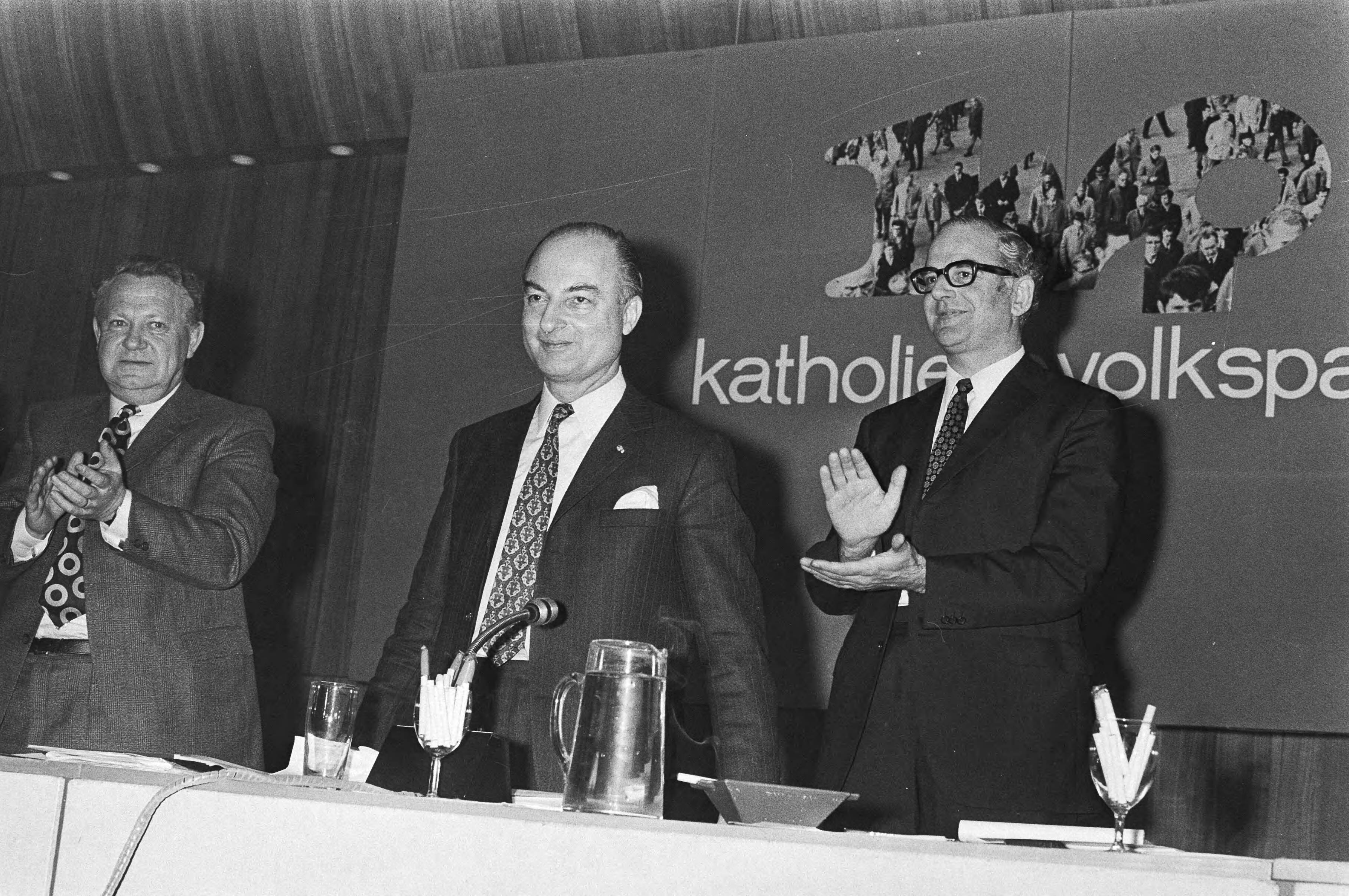 Fotocollectie Anefo — KVP-vergadering over gemeenschappelijk urgentieprogramma met CHU en ARP, Breda; Schmelzer, Van der Stee , die klapt — Foto: Verhoeff, Bert / Anefo. Licentie: Set B: Rechtenvrij / Publiek Domein. Bron: Nationaal Archief. http://hdl.handle.net/10648/abacf2ca-d0b4-102d-bcf8-003048976d84