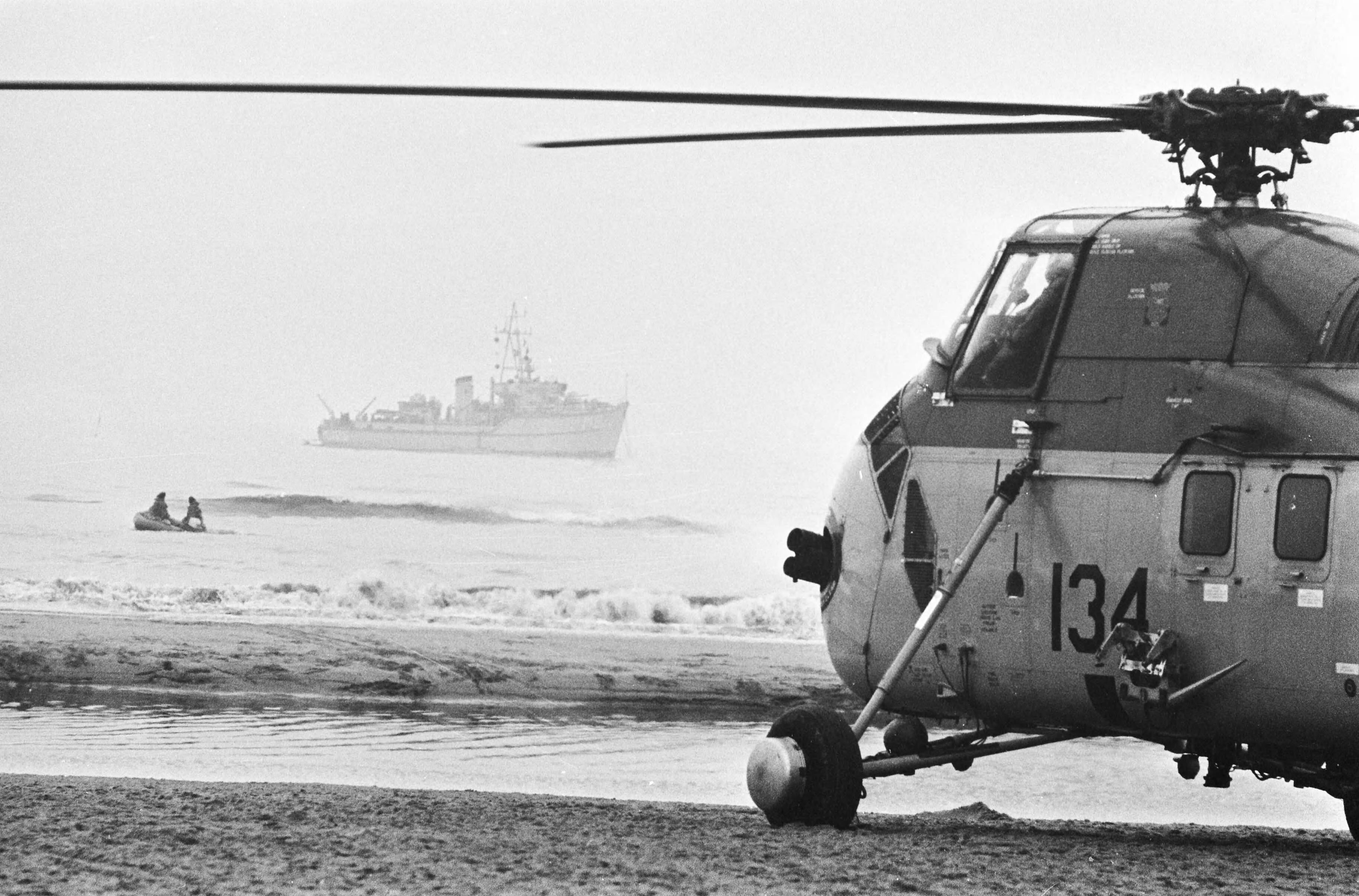 Fotocollectie Anefo — Joy flight 2 doden, de bergingswerkzaamheden bij Katwijk, in de voorgrond een helikopter van de MLD, in de achtergrond een marinevaartuig — Foto: Koch, Eric / Anefo. Licentie: Set B: Rechtenvrij / Publiek Domein. Bron: Nationaal Archief. http://hdl.handle.net/10648/aa8f6bca-d0b4-102d-bcf8-003048976d84