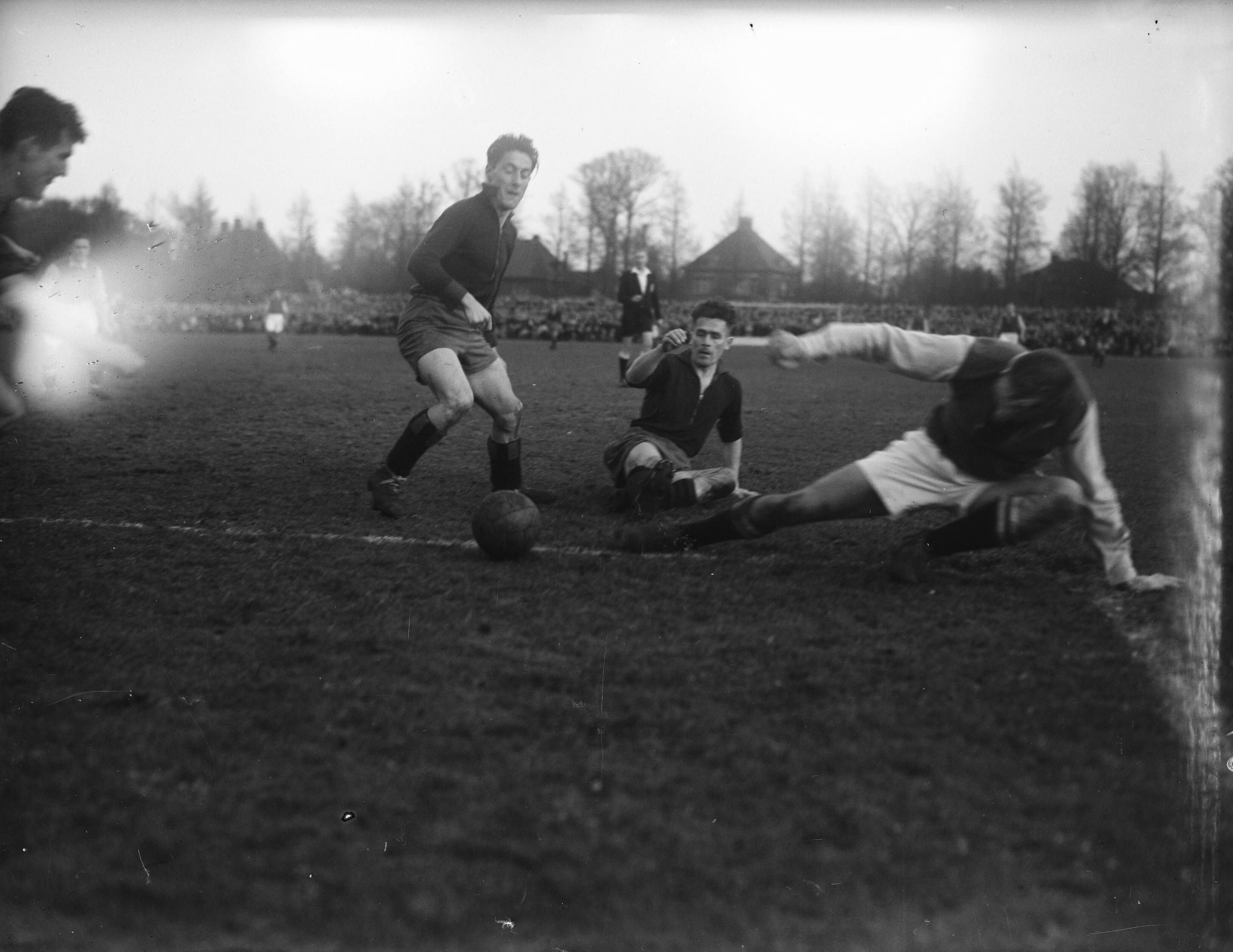 Fotocollectie Anefo — Voetbal. Haarlem tegen Ajax 1-1. Spelmoment — Foto: Noske, J.D. / Anefo. Licentie: Set B: Rechtenvrij / Publiek Domein. Bron: Nationaal Archief. http://hdl.handle.net/10648/a8b12442-d0b4-102d-bcf8-003048976d84