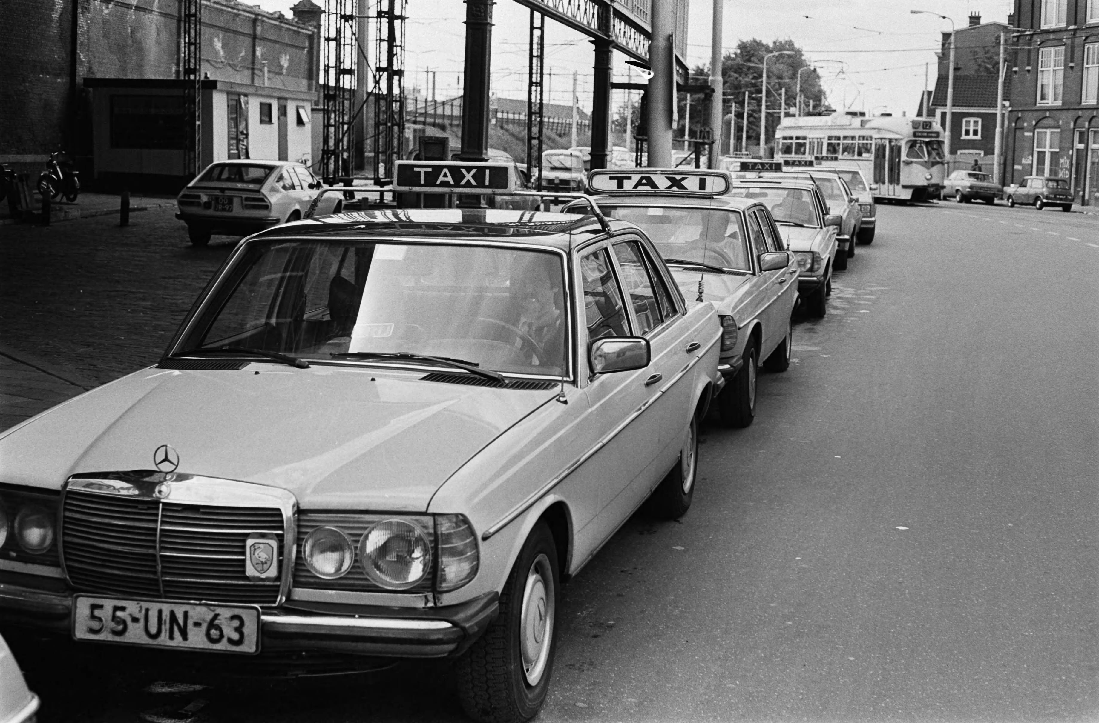 Fotocollectie Anefo — Personeel van HTM in Den Haag heeft staking beeindigd; taxis staan weer in lange rij op klanten te wachten bij station "Haagse Spoor" — Foto: Antonisse, Marcel / Anefo. Licentie: Set B: Rechtenvrij / Publiek Domein. Bron: Nationaal Archief. http://hdl.handle.net/10648/acfcd2bc-d0b4-102d-bcf8-003048976d84