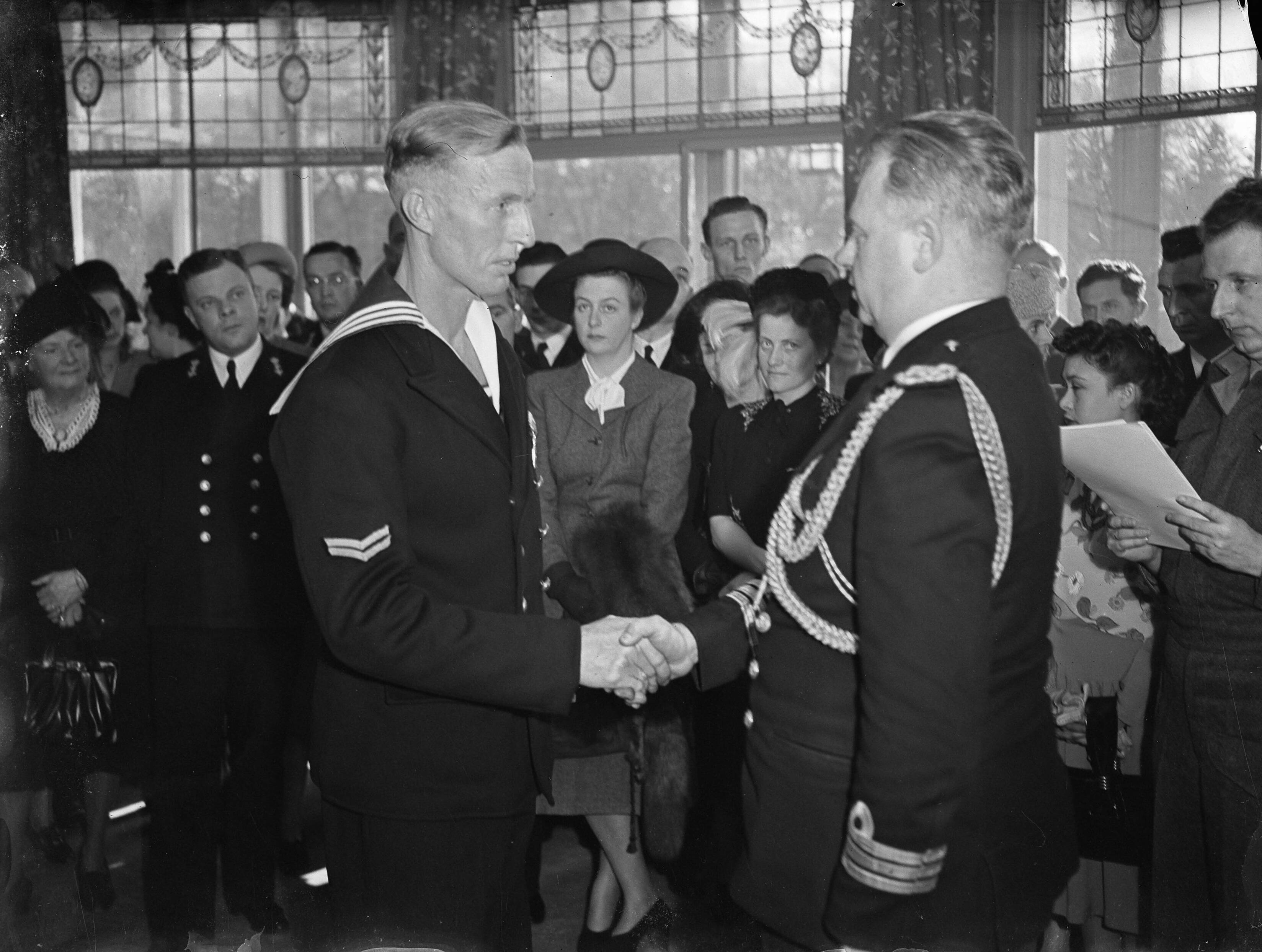 Fotocollectie Anefo — Decoraties uitgereikt in de Belgische ambassade te Den Haag — Foto: Noske, J.D. / Anefo. Licentie: Set B: Rechtenvrij / Publiek Domein. Bron: Nationaal Archief. http://hdl.handle.net/10648/a8b3c2f6-d0b4-102d-bcf8-003048976d84