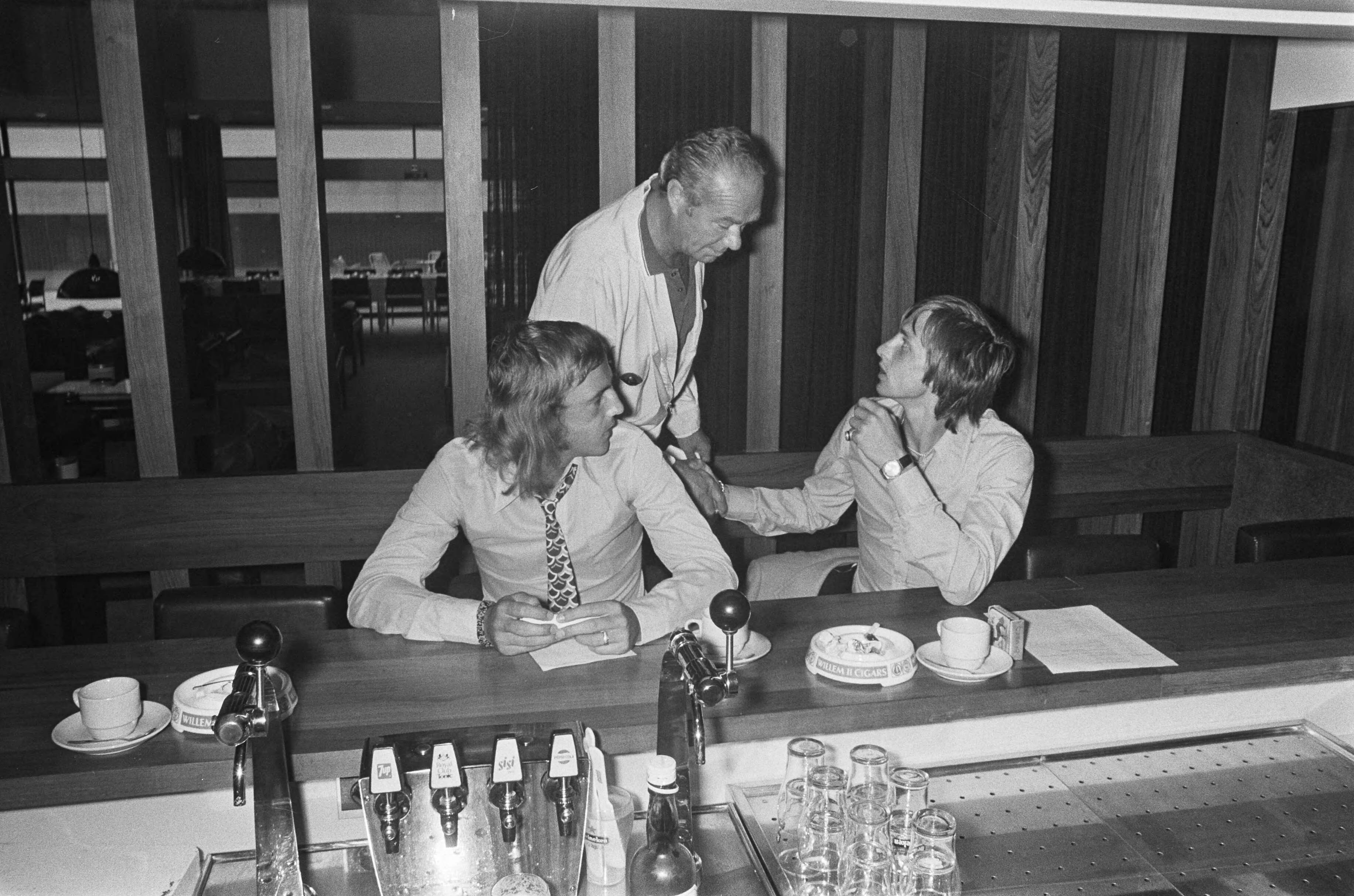 Fotocollectie Anefo — Nederlands elftal traint in Zeist, Neeskens en Fadhronc begroeten Johan Cruijff — Foto: Peters, Hans / Anefo. Licentie: Set B: Rechtenvrij / Publiek Domein. Bron: Nationaal Archief. http://hdl.handle.net/10648/ac347baa-d0b4-102d-bcf8-003048976d84