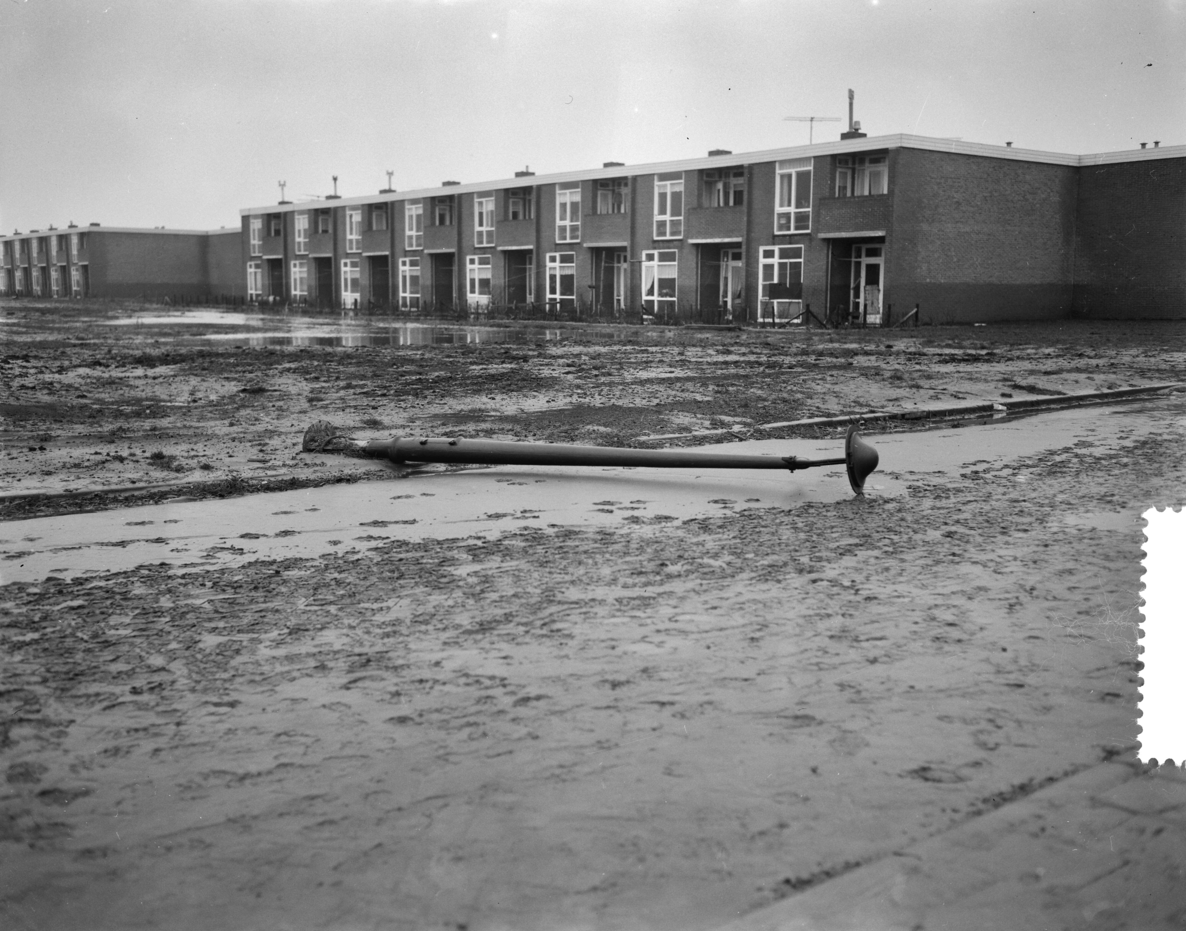 Ramp Tuindorp Oostzaan — Persrondgang door rampgebied Oostzaan — Foto: Bilsen, Joop van / Anefo. Licentie: Set B: Rechtenvrij / Publiek Domein. Bron: Nationaal Archief. http://hdl.handle.net/10648/a9a643d2-d0b4-102d-bcf8-003048976d84