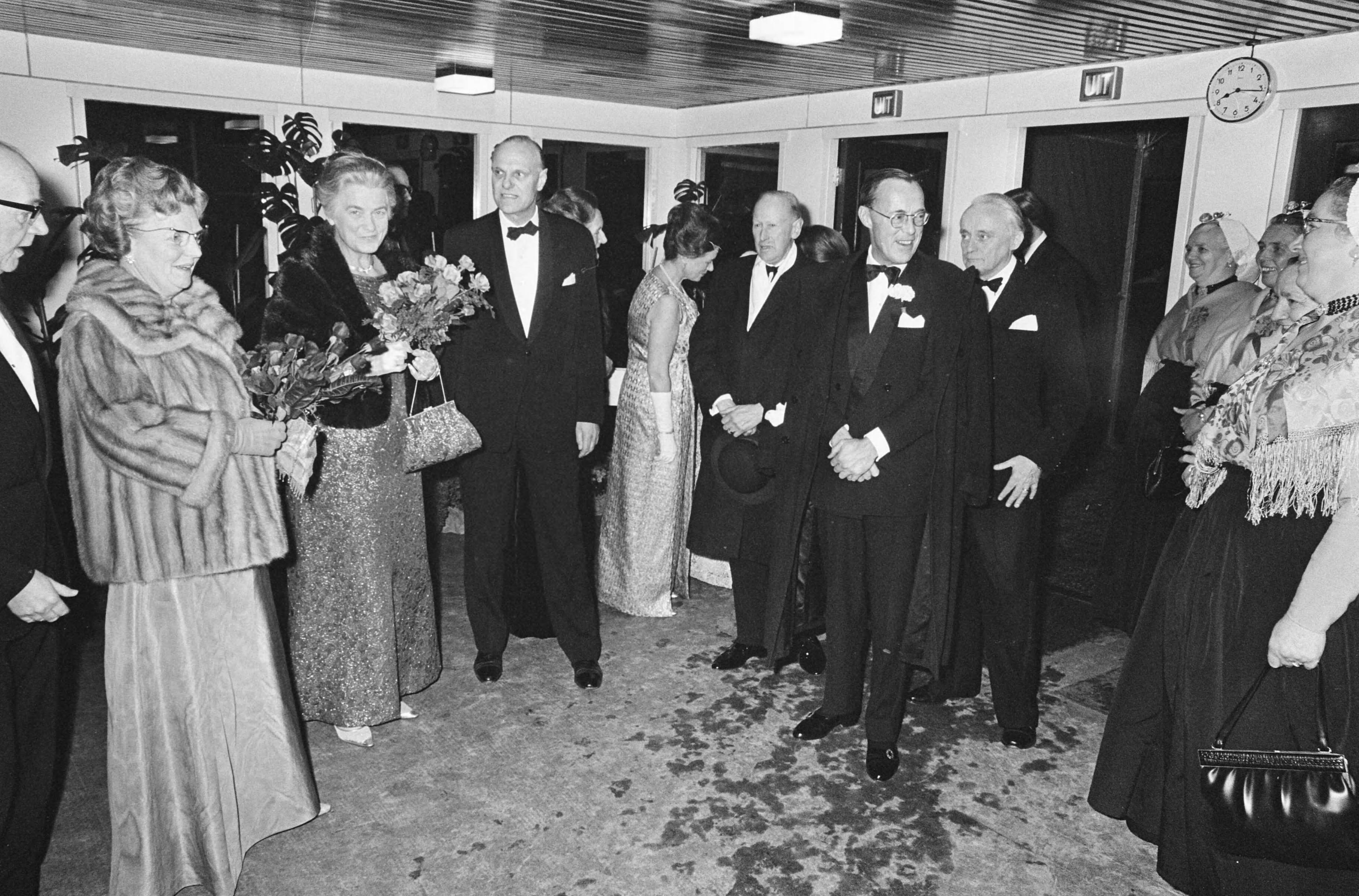 Fotocollectie Anefo — Feestelijke voorstelling in circusgebouw te Scheveningen, aankomst Koninklijke gasten — Foto: Kroon, Ron / Anefo. Licentie: Set B: Rechtenvrij / Publiek Domein. Bron: Nationaal Archief. http://hdl.handle.net/10648/ab0b5e92-d0b4-102d-bcf8-003048976d84