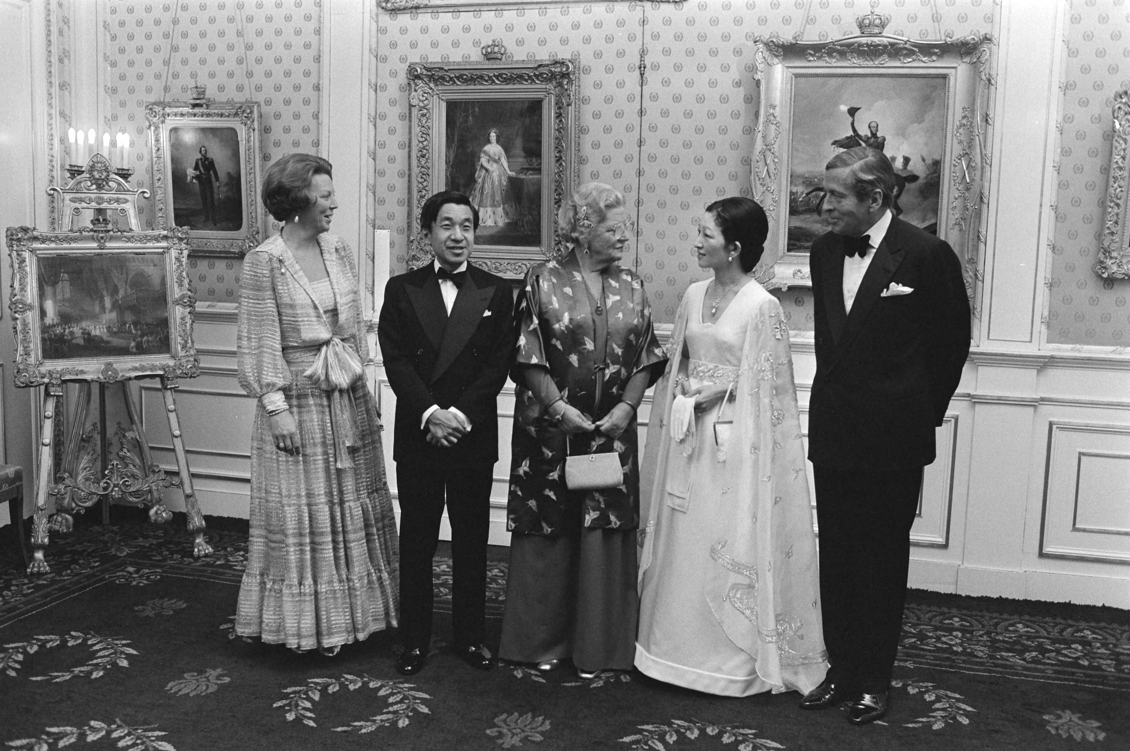 Staatsbezoek van het kroonprinselijk paar van Japan aan Nederland — statiefoto op Paleis Soestdijk — Foto: Suyk, Koen / Anefo. Licentie: Set B: Rechtenvrij / Publiek Domein. Bron: Nationaal Archief. http://hdl.handle.net/10648/acd27a58-d0b4-102d-bcf8-003048976d84