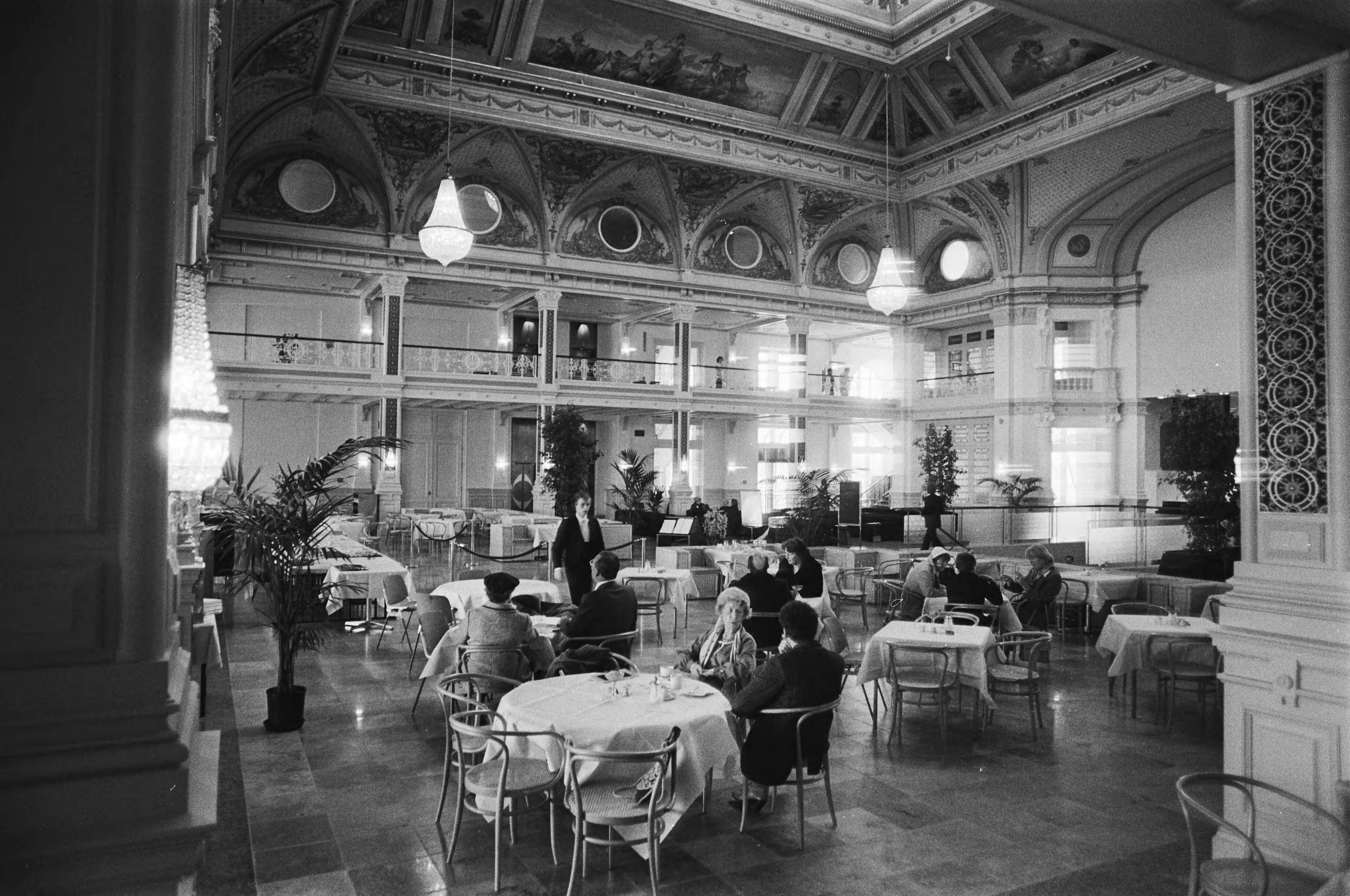 Kurhaus in Scheveningen — De Grote Zaal — Foto: Suyk, Koen / Anefo. Licentie: Set B: Rechtenvrij / Publiek Domein. Bron: Nationaal Archief. http://hdl.handle.net/10648/acc978d6-d0b4-102d-bcf8-003048976d84