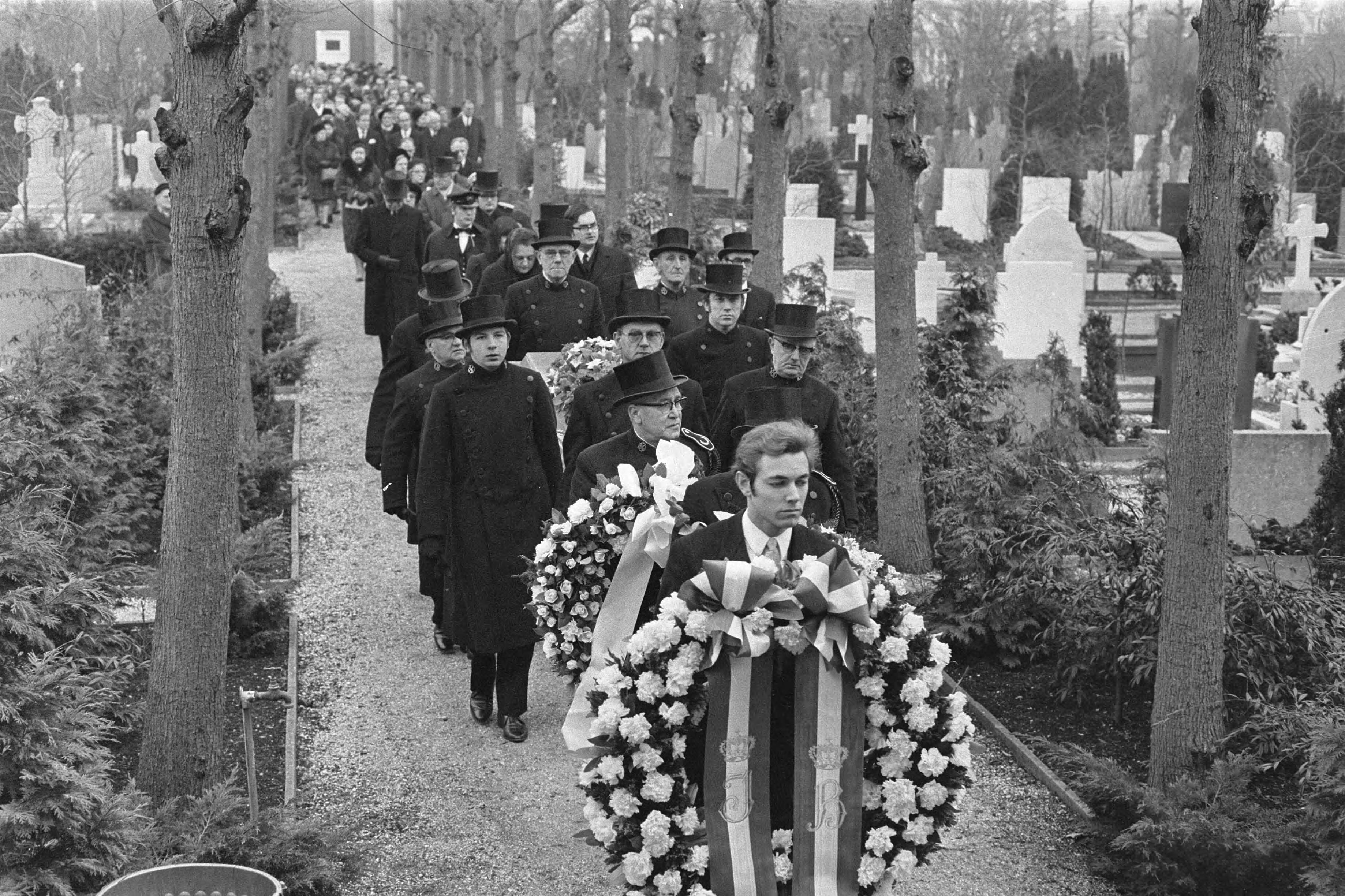 Fotocollectie Anefo — Begrafenis oud premier Cals , Den Haag , in St. Paschaliskerk — Foto: Evers, Joost / Anefo. Licentie: Set B: Rechtenvrij / Publiek Domein. Bron: Nationaal Archief. http://hdl.handle.net/10648/abdcd454-d0b4-102d-bcf8-003048976d84