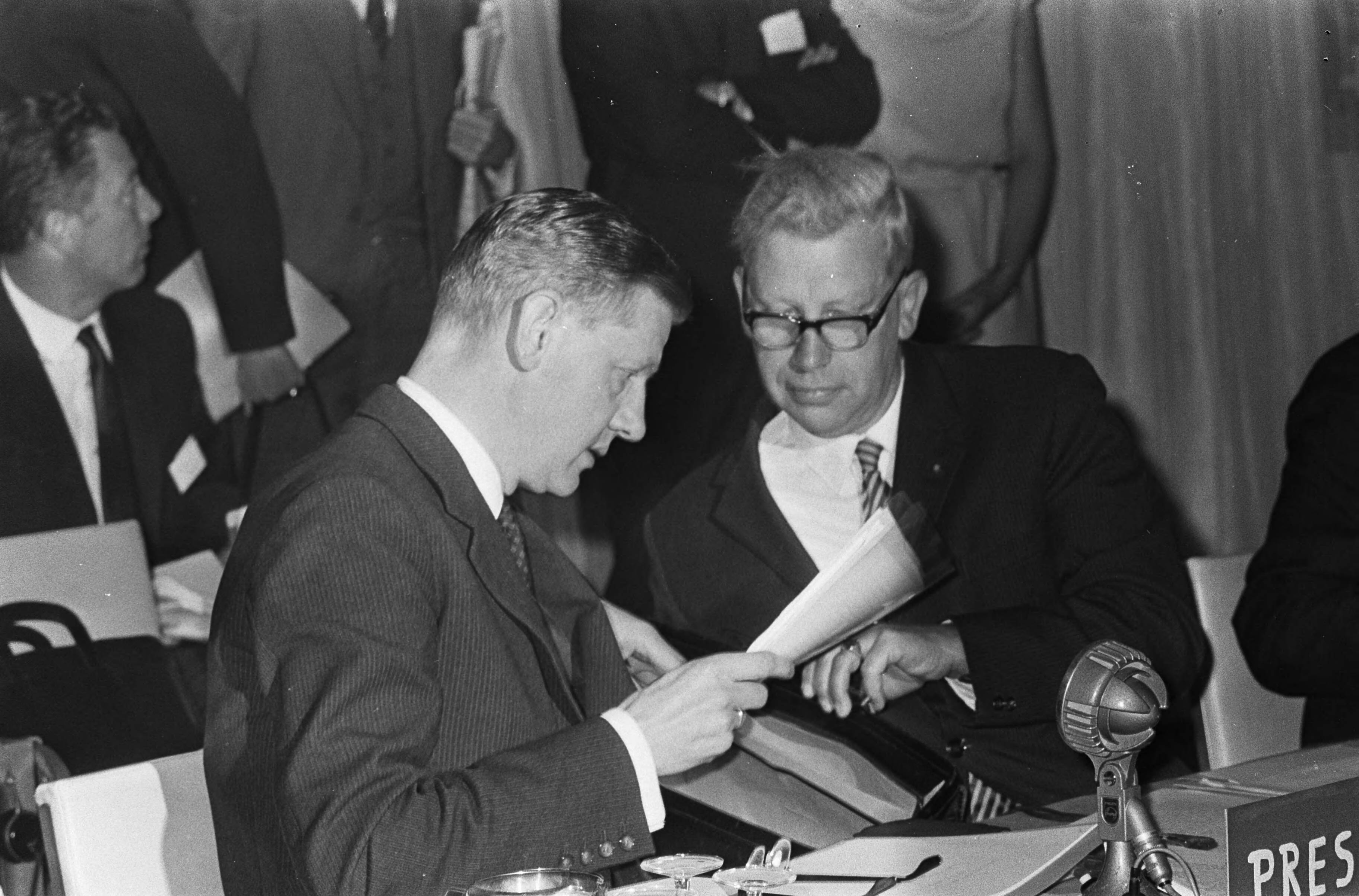 Conferentie van de Intergouvernementele Groep te Scheveningen — Rechts conferentievoorzitter minister (zonder portefeuille) Berend-Jan Udink — Foto: Fotograaf Onbekend / Anefo. Licentie: Set B: Rechtenvrij / Publiek Domein. Bron: Nationaal Archief. http://hdl.handle.net/10648/ab1c98e2-d0b4-102d-bcf8-003048976d84