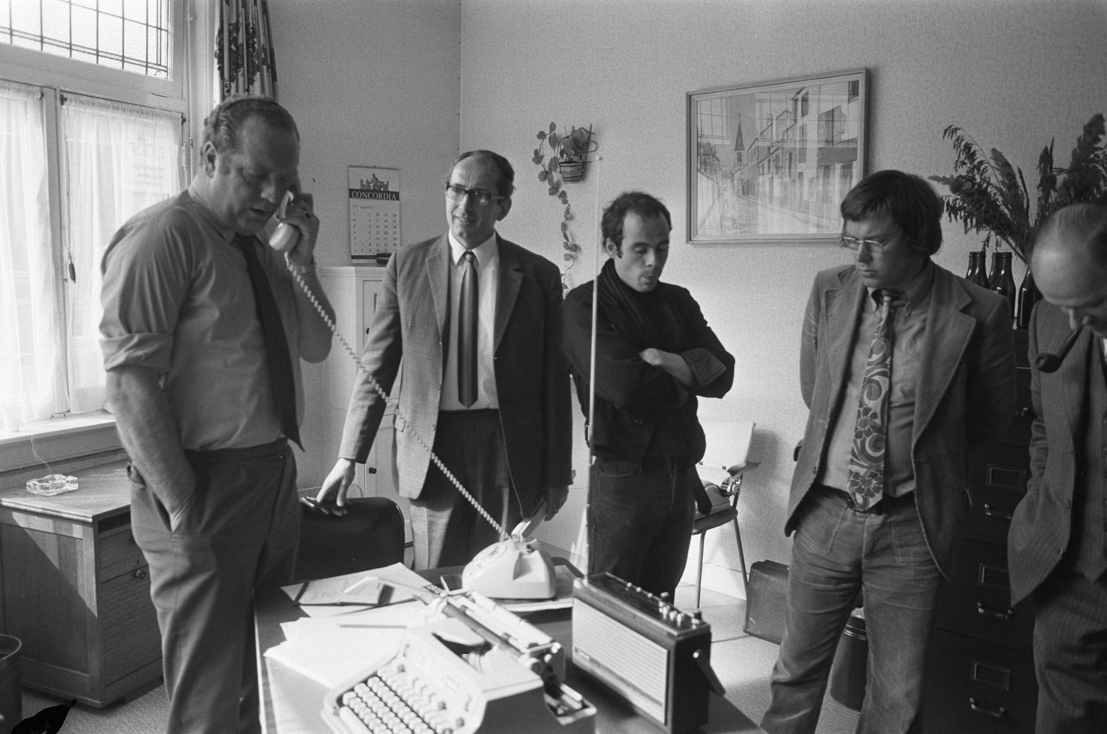 Fotocollectie Anefo — Werknemers hebben ENKA Breda bezet, Arie Groenevelt (NK midden met bril in aktiecentrum — Foto: Peters, Hans / Anefo. Licentie: Set B: Rechtenvrij / Publiek Domein. Bron: Nationaal Archief. http://hdl.handle.net/10648/abf6843a-d0b4-102d-bcf8-003048976d84