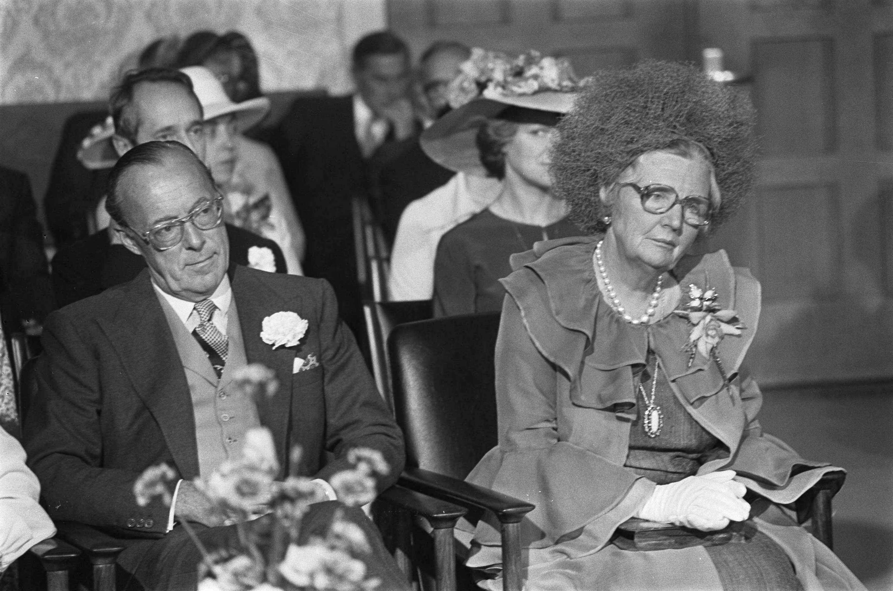 Huwelijk prinses Christina en Jorge Guillermo; de sluiting van het burgerlijk huwelijk in het stadhuis van Baarn — Prins Bernhard en koningin Juliana bij de sluiting van het burgerlijk huwelijk — Foto: Meerdere fotografen / Anefo. Licentie: Set B: Rechtenvrij / Publiek Domein. Bron: Nationaal Archief. http://hdl.handle.net/10648/ac6c6aba-d0b4-102d-bcf8-003048976d84