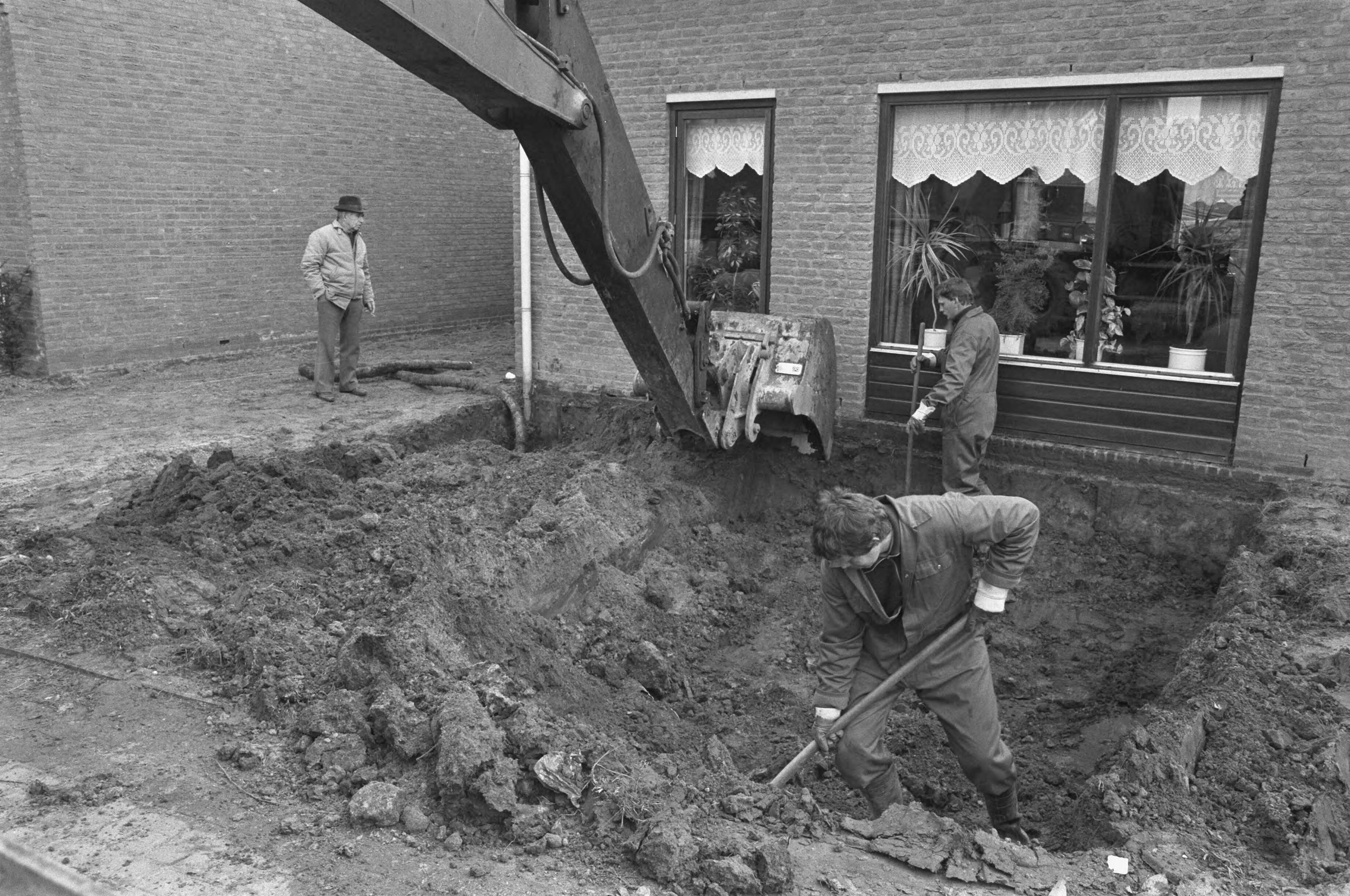 Fotocollectie Anefo — Afgraven van met cadmium verontreinigde grond in tuinen in de wijk Dommeldal in Boxtel — Foto: Bogaerts, Rob / Anefo. Licentie: Set B: Rechtenvrij / Publiek Domein. Bron: Nationaal Archief. http://hdl.handle.net/10648/ad6e8344-d0b4-102d-bcf8-003048976d84