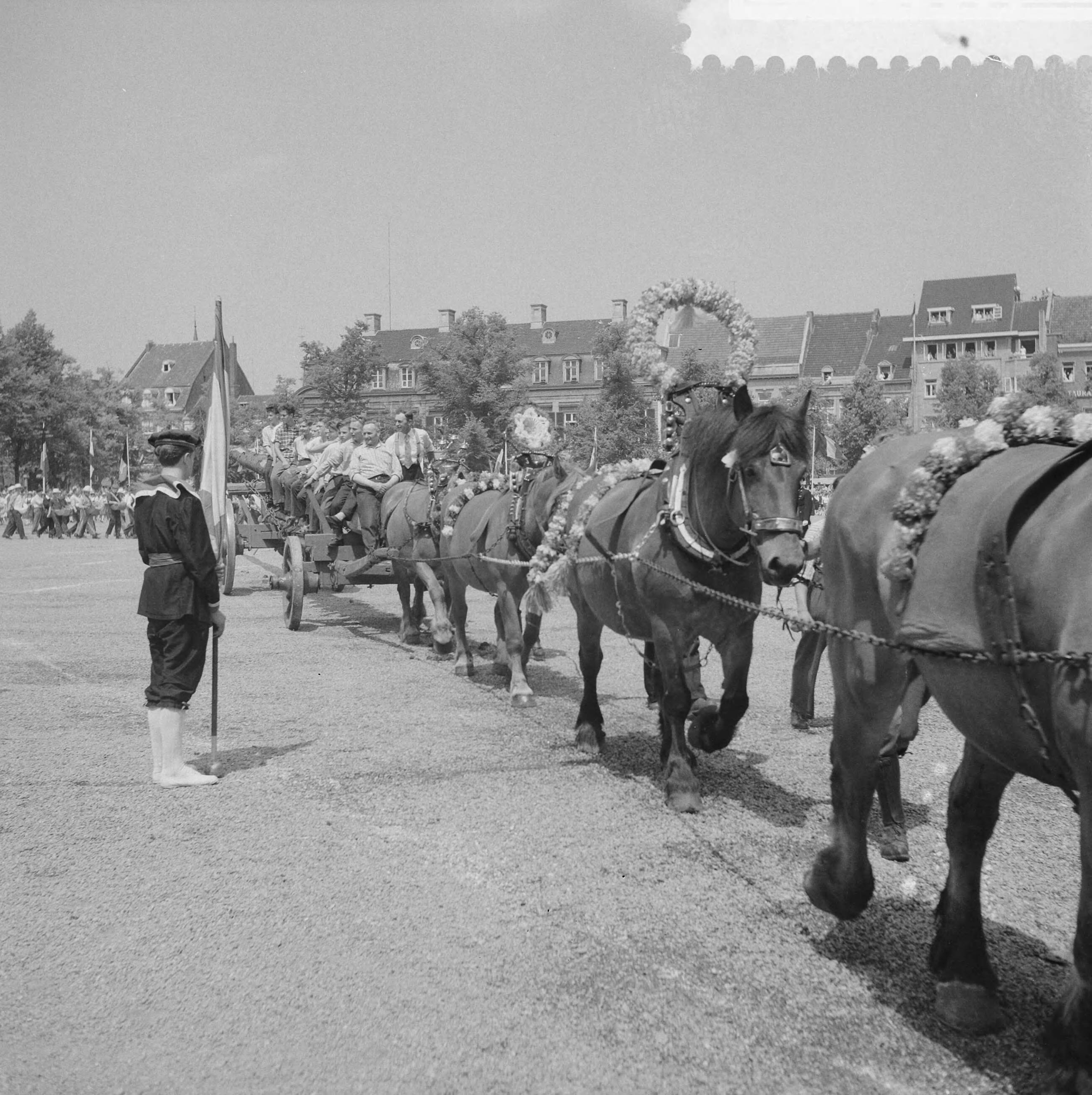Staatsbezoek koning Boudewijn 1959 — Vierde dag van het bezoek van koning Boudewijn. Bezoek aan Maastricht en omgeving — Foto: Noske, J.D. / Anefo. Licentie: Set B: Rechtenvrij / Publiek Domein. Bron: Nationaal Archief. http://hdl.handle.net/10648/a998c414-d0b4-102d-bcf8-003048976d84