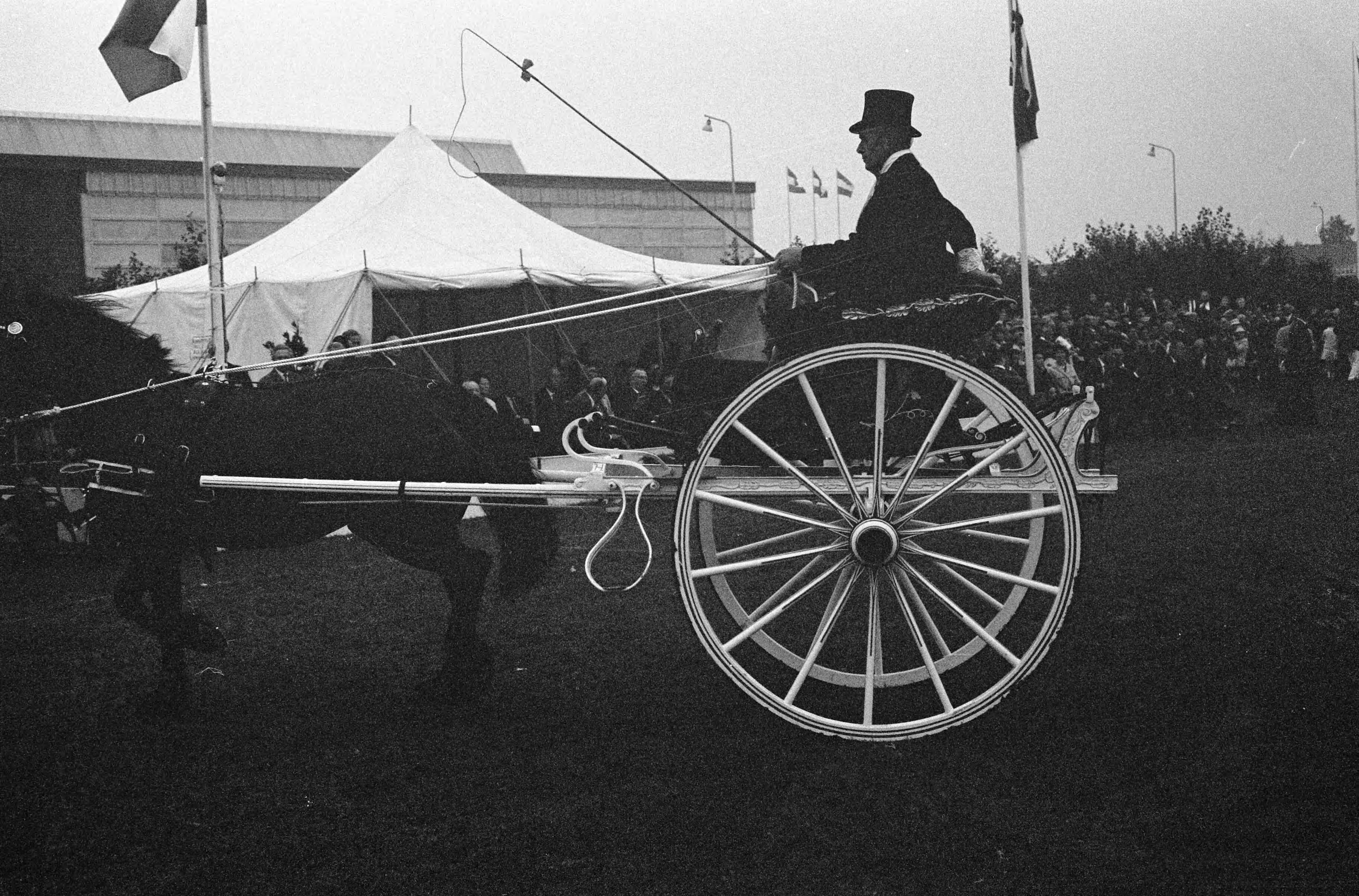 Fotocollectie Anefo — Koningin Juliana bracht een bezoek aan de tentoonstelling "Frisiana" te Leeuwarden. Demonstratie Friese sjesen op een veld bij de Frieslandhal — Foto: Pot, Harry / Anefo. Licentie: Set B: Rechtenvrij / Publiek Domein. Bron: Nationaal Archief. http://hdl.handle.net/10648/aa45df50-d0b4-102d-bcf8-003048976d84