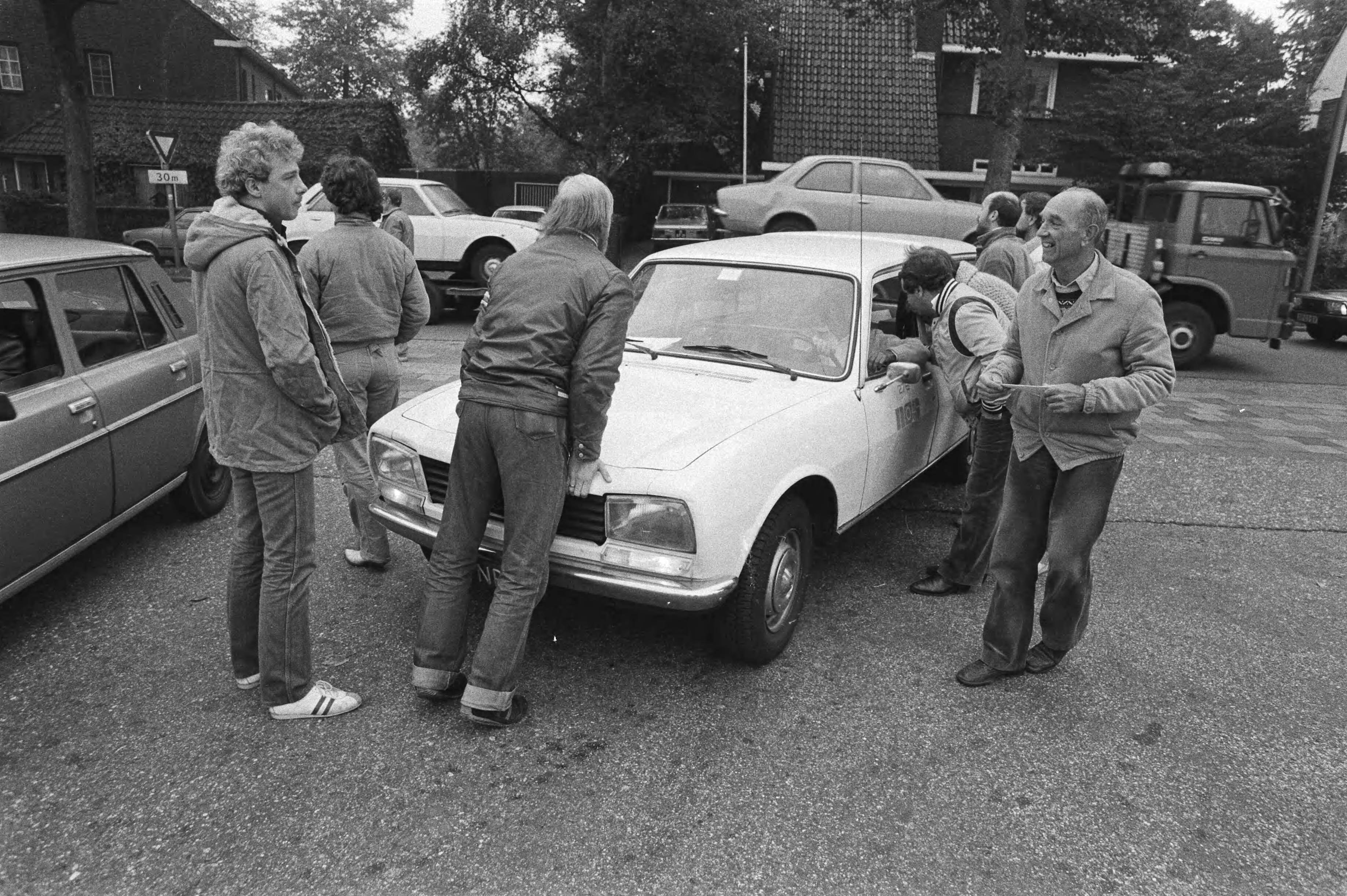 Staking bij de NOS in Hilversum — Postende omroepmedewerkers maken muziek voor de toegangspoort van de NOS in Hilversum — Foto: Antonisse, Marcel / Anefo. Licentie: Set B: Rechtenvrij / Publiek Domein. Bron: Nationaal Archief. http://hdl.handle.net/10648/ad065ecc-d0b4-102d-bcf8-003048976d84