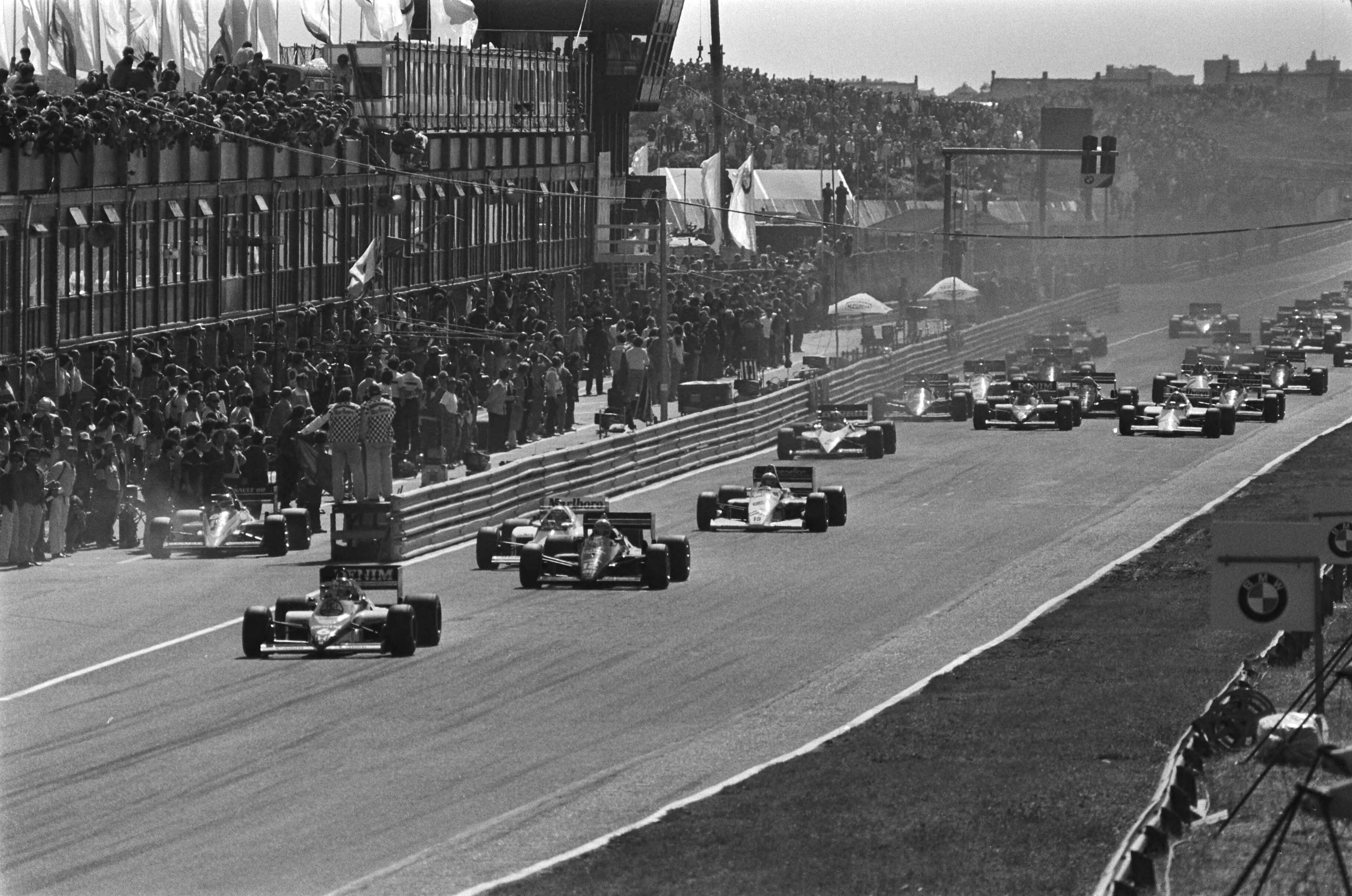 Fotocollectie Anefo — Grote Prijs van Nederland Formule I op Zandvoort; start — Foto: Croes, Rob C. / Anefo. Licentie: Set B: Rechtenvrij / Publiek Domein. Bron: Nationaal Archief. http://hdl.handle.net/10648/ad499278-d0b4-102d-bcf8-003048976d84