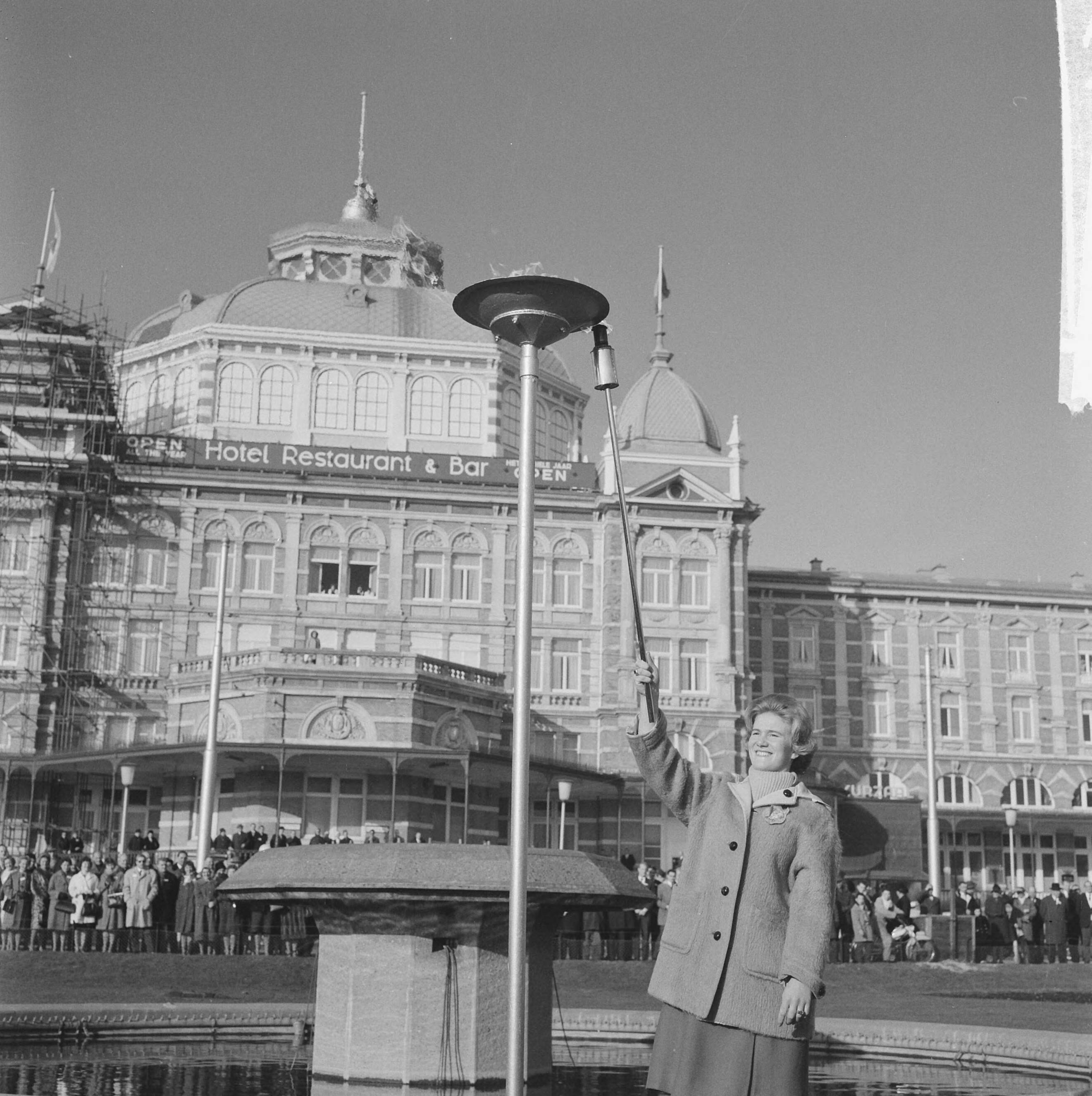 Fotocollectie Anefo — Herdenking 50 jaar bestaan NOC, Sjoukje Dijkstra ontstak het Olympisch vuur op de boulevard van Scheveningen voor het Kurhaus — Foto: Koch, Eric / Anefo. Licentie: Set B: Rechtenvrij / Publiek Domein. Bron: Nationaal Archief. http://hdl.handle.net/10648/aa1f3ee0-d0b4-102d-bcf8-003048976d84