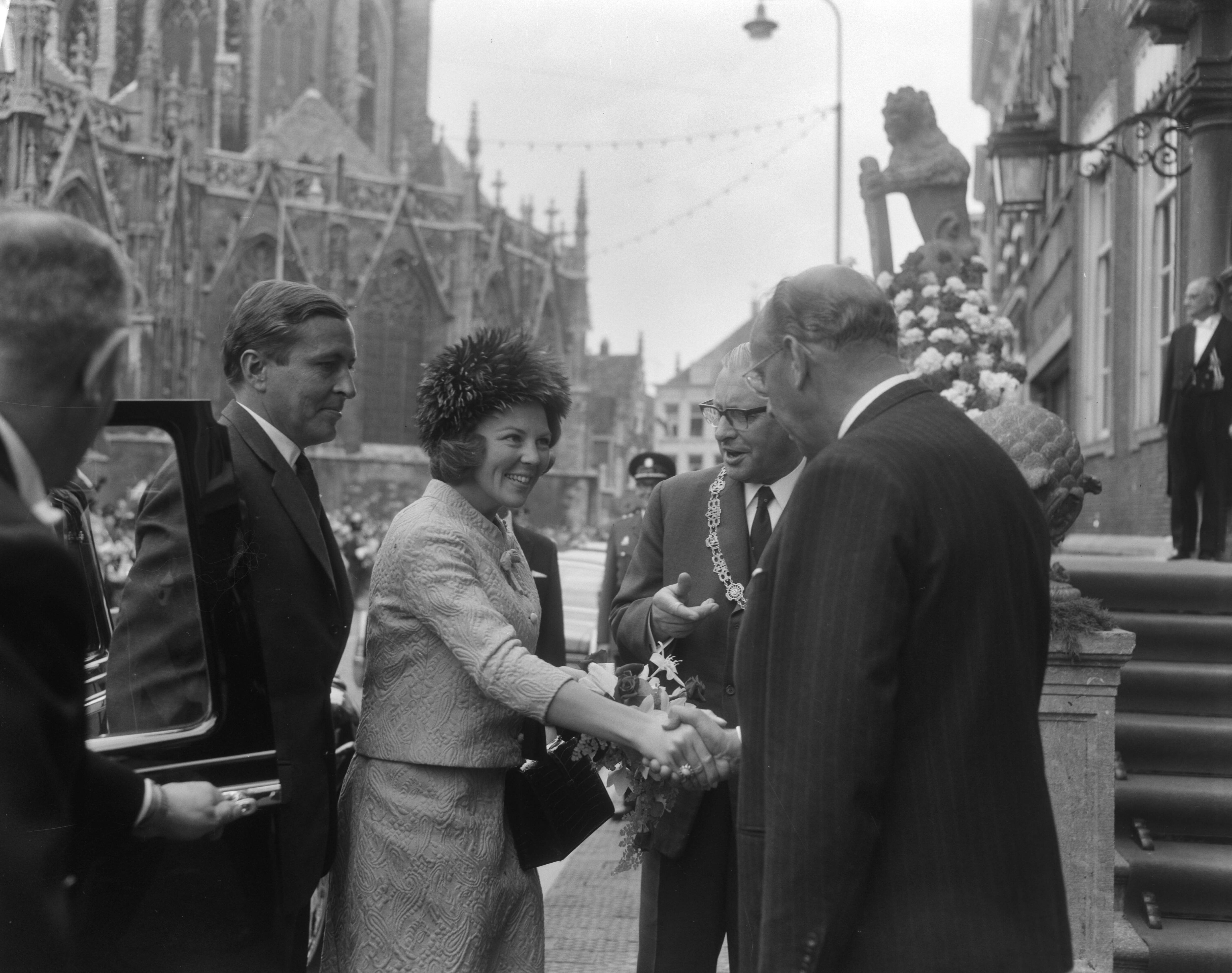 Fotocollectie Anefo — Prinses Beatrix en prins Claus brachten bezoek aan Bre da — Foto: Bilsen, Joop van / Anefo. Licentie: Set B: Rechtenvrij / Publiek Domein. Bron: Nationaal Archief. http://hdl.handle.net/10648/aaeb8aae-d0b4-102d-bcf8-003048976d84