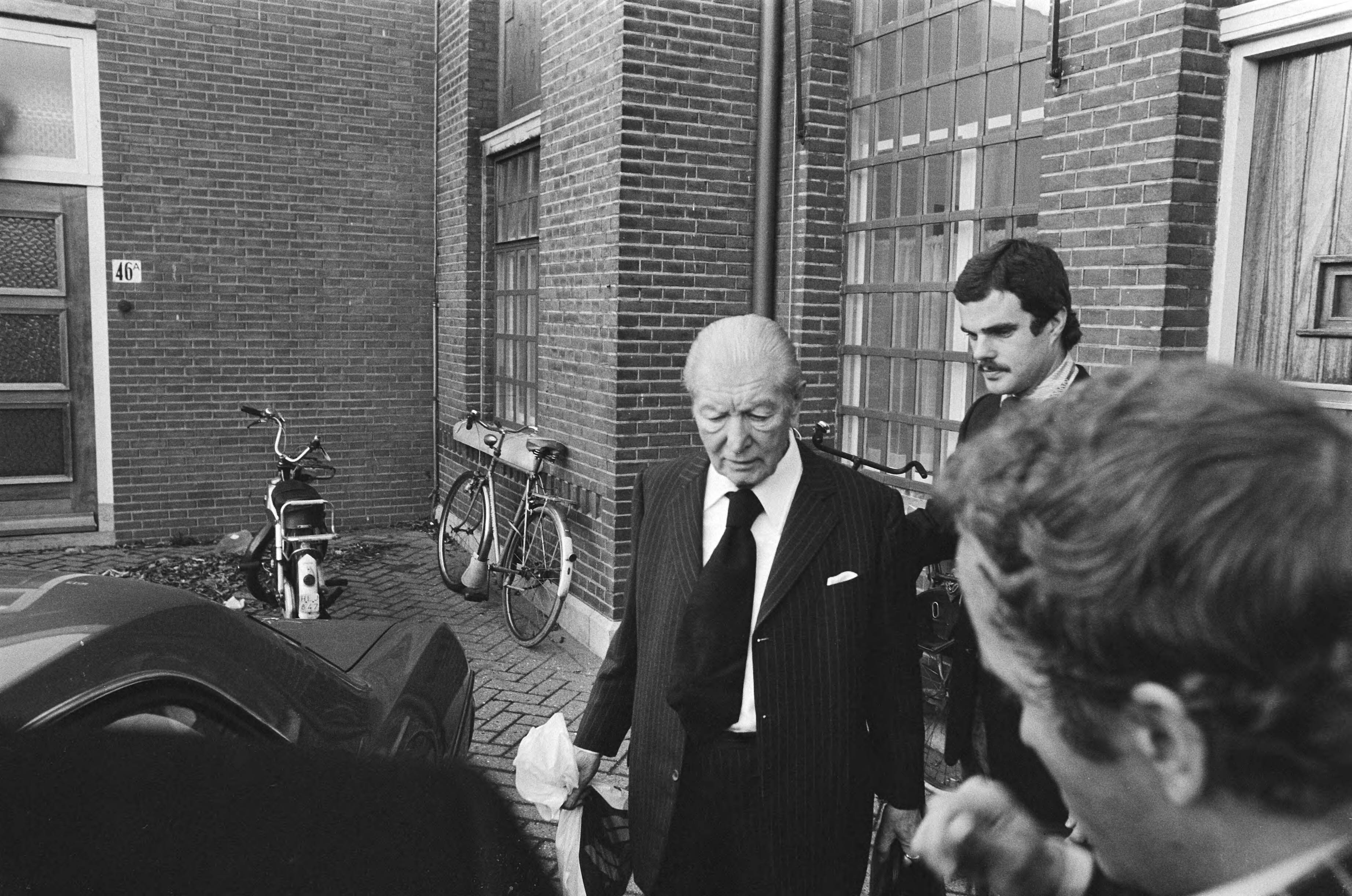 Fotocollectie Anefo — Voortzetting Menten-proces ( Den Haag ); Menten verlaat gevangenis Scheveningen — Foto: Verhoeff, Bert / Anefo. Licentie: Set B: Rechtenvrij / Publiek Domein. Bron: Nationaal Archief. http://hdl.handle.net/10648/acbfdf74-d0b4-102d-bcf8-003048976d84